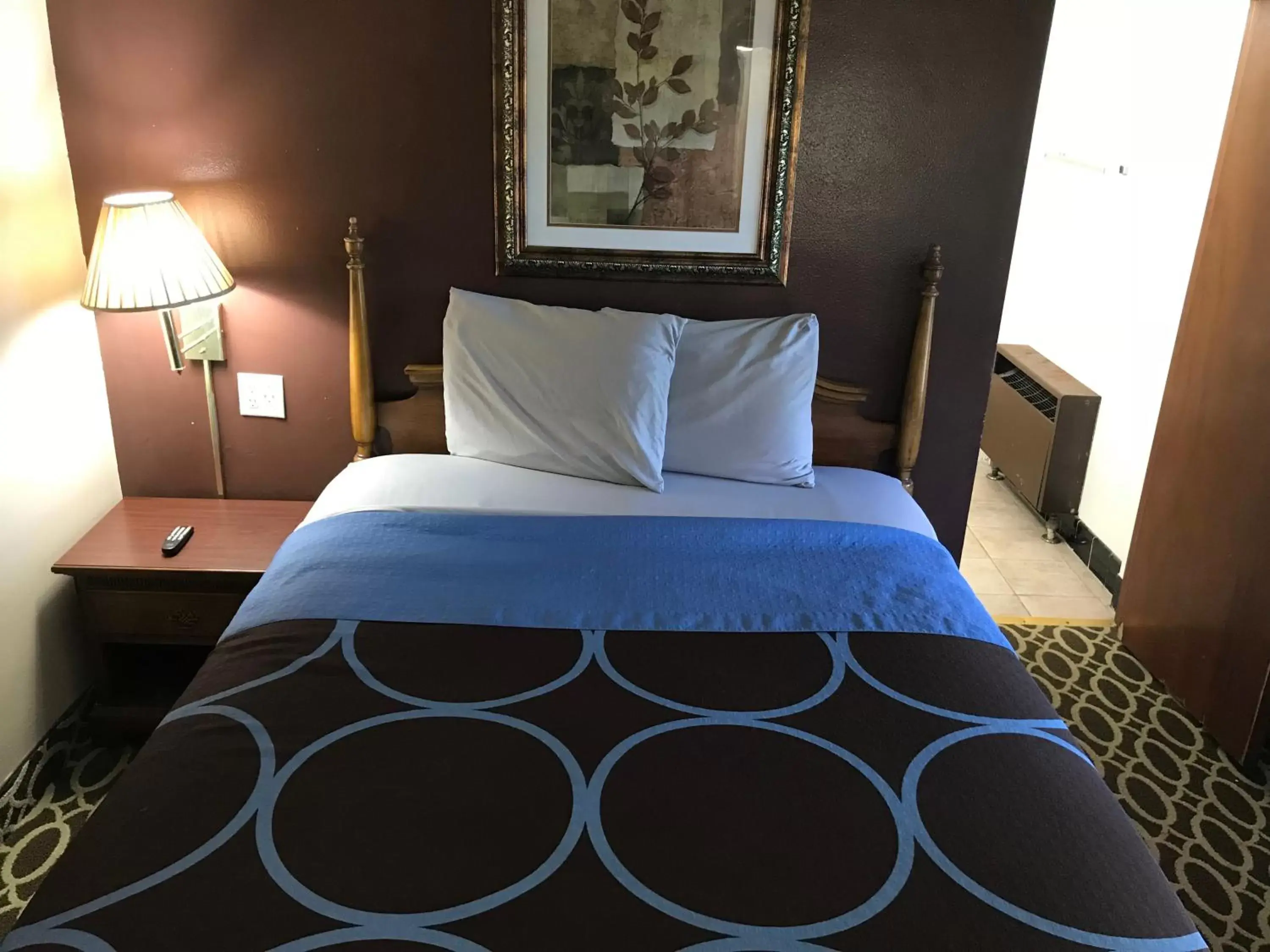 Bedroom, Bed in Budget Inn Marinette