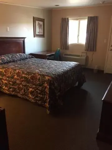 Bedroom, Bed in Fair Motel