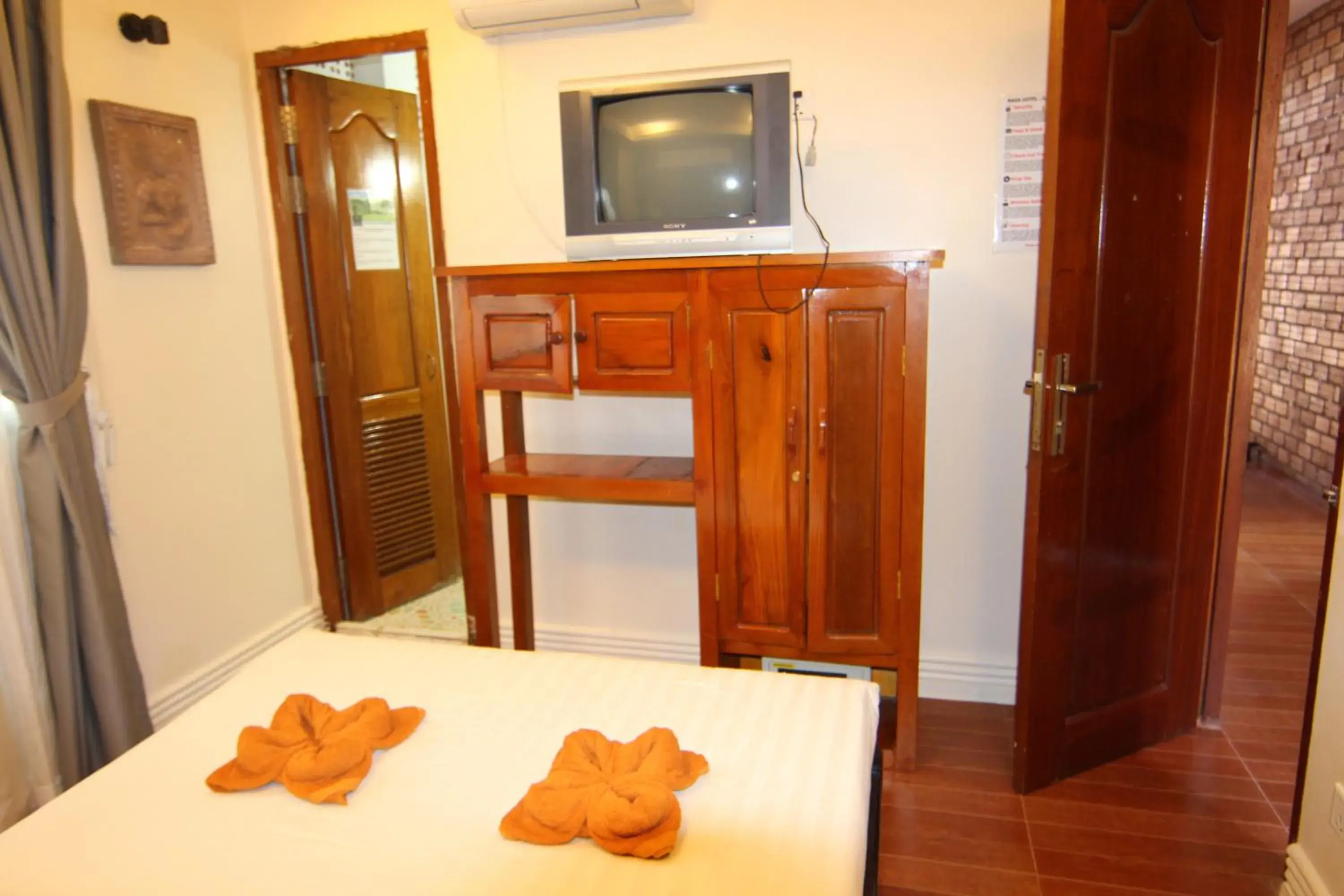 cot, TV/Entertainment Center in Naga Angkor Hostel