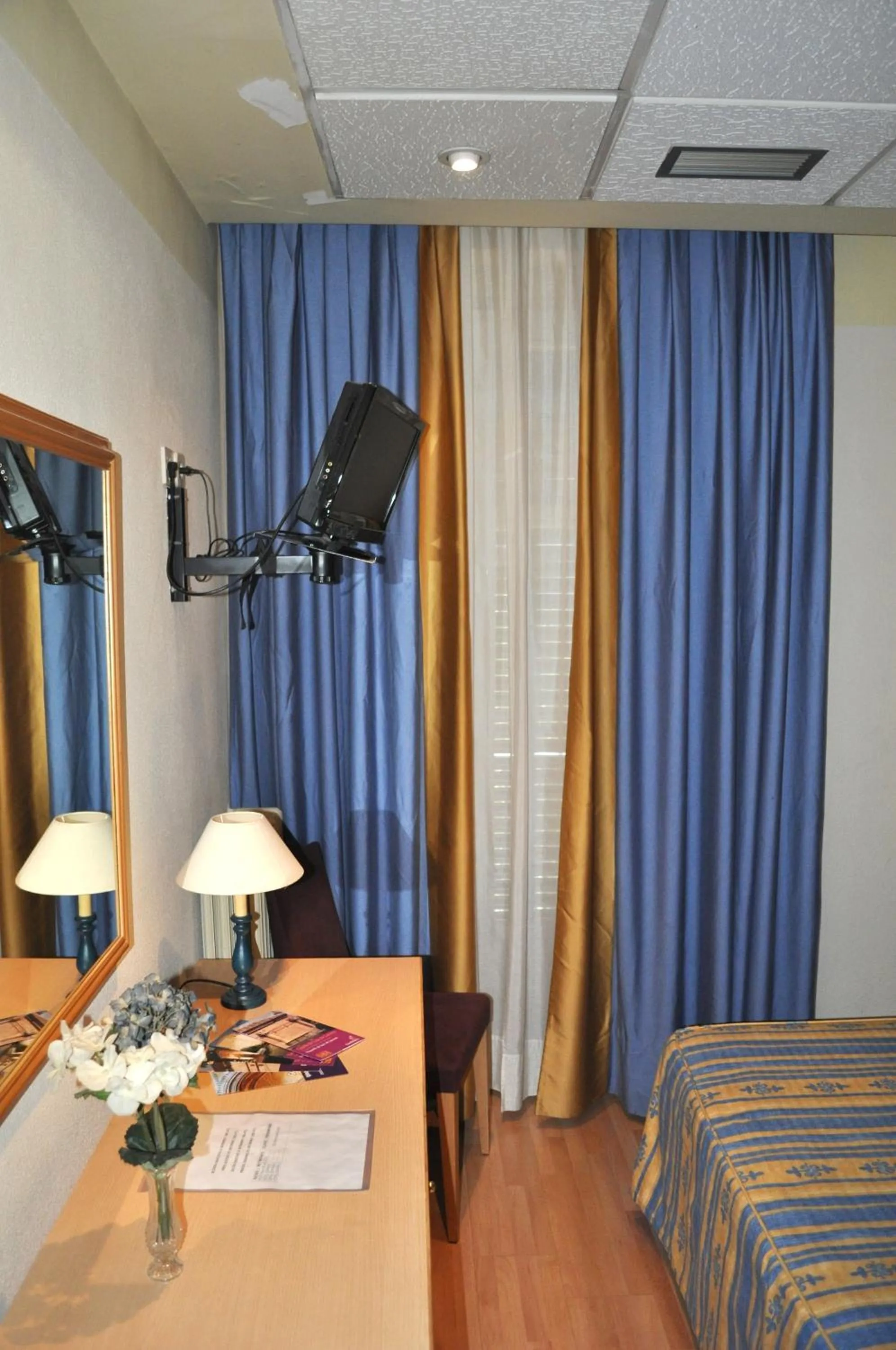 Photo of the whole room, Bed in Hotel España