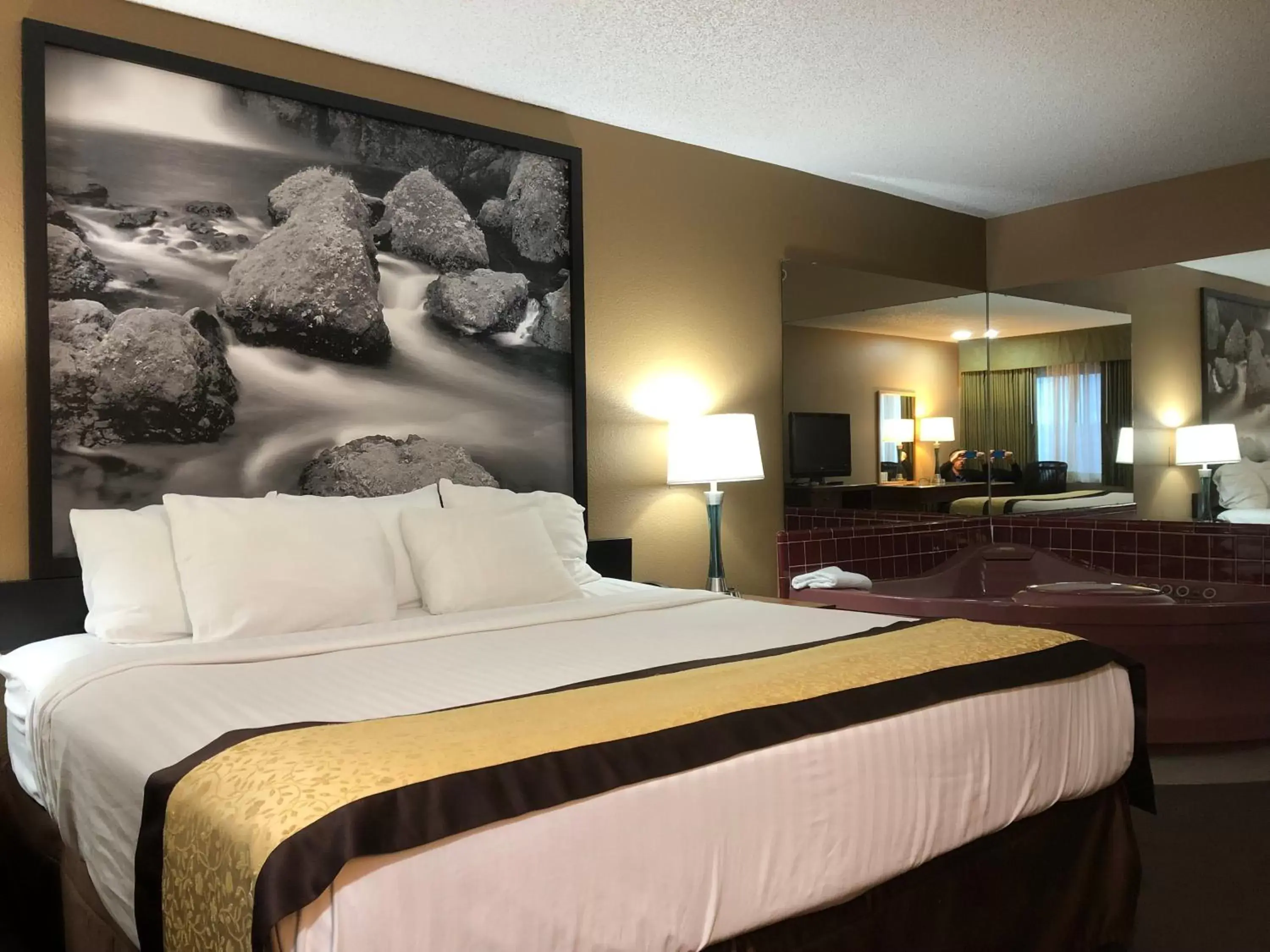 Photo of the whole room, Bed in Super 8 by Wyndham Baker City