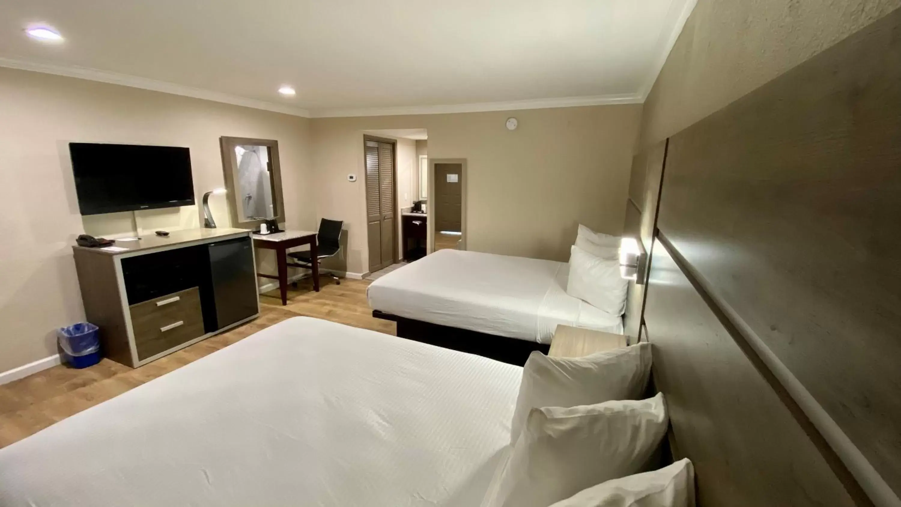 Bed in SureStay Hotel by Best Western Santa Cruz