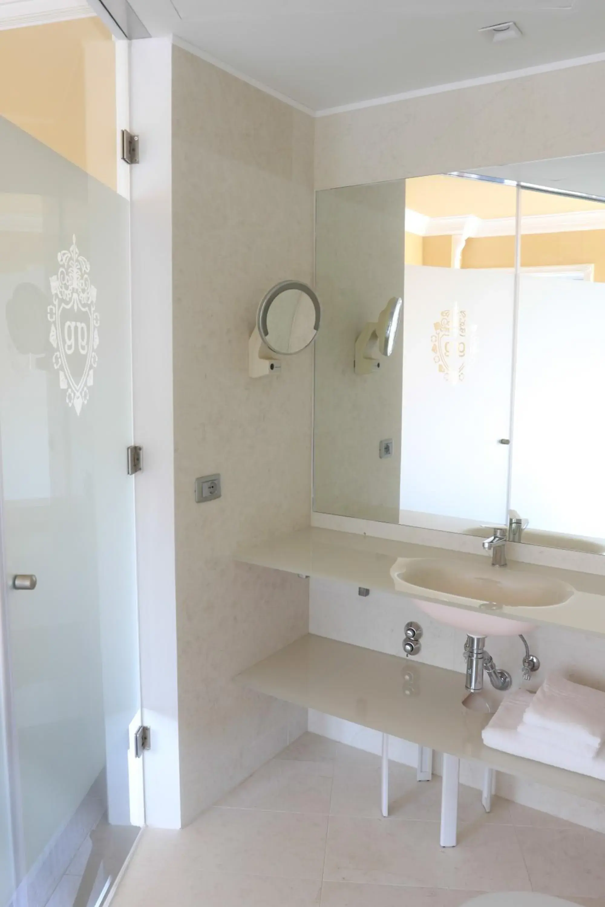 Shower, Bathroom in Greif Hotel Maria Theresia