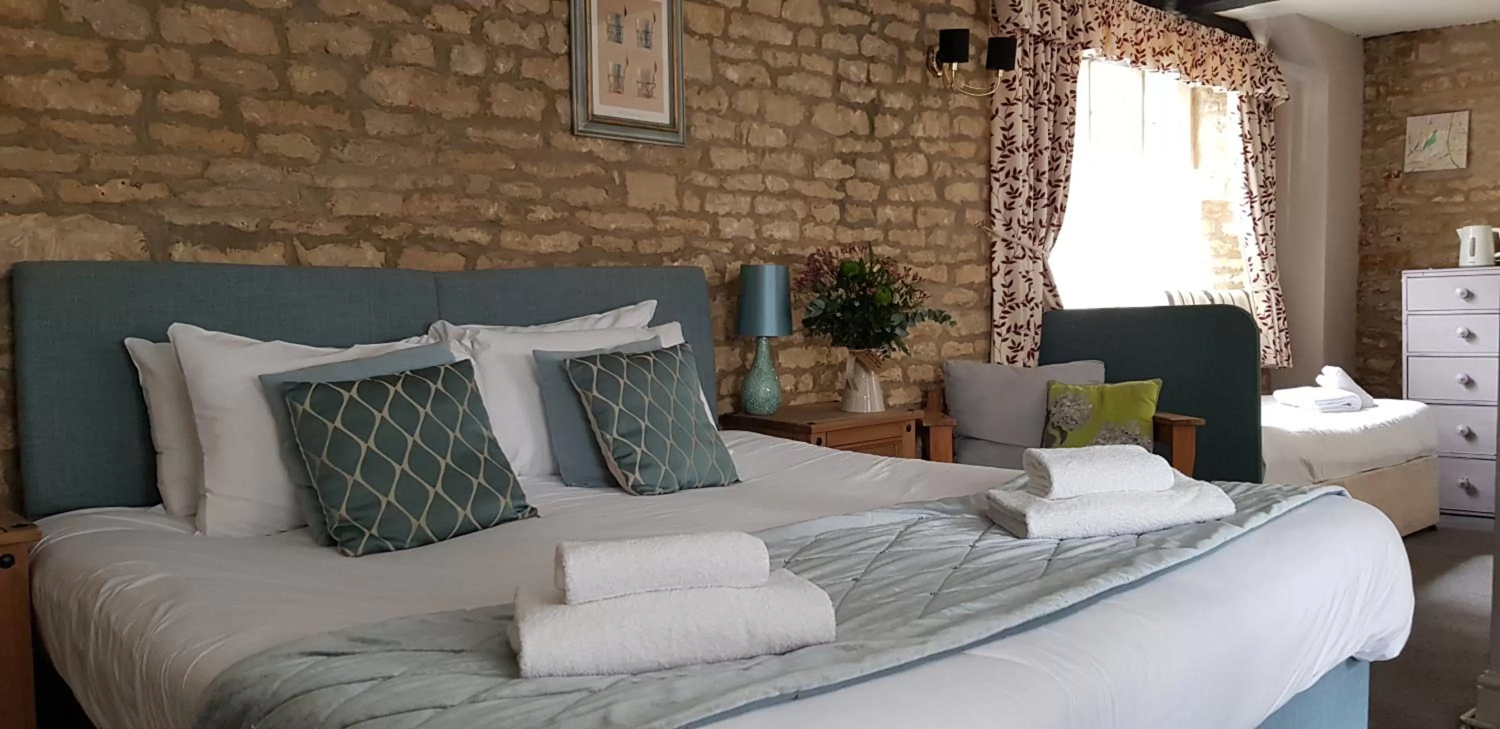 Bedroom, Bed in The Kings Arms Hotel