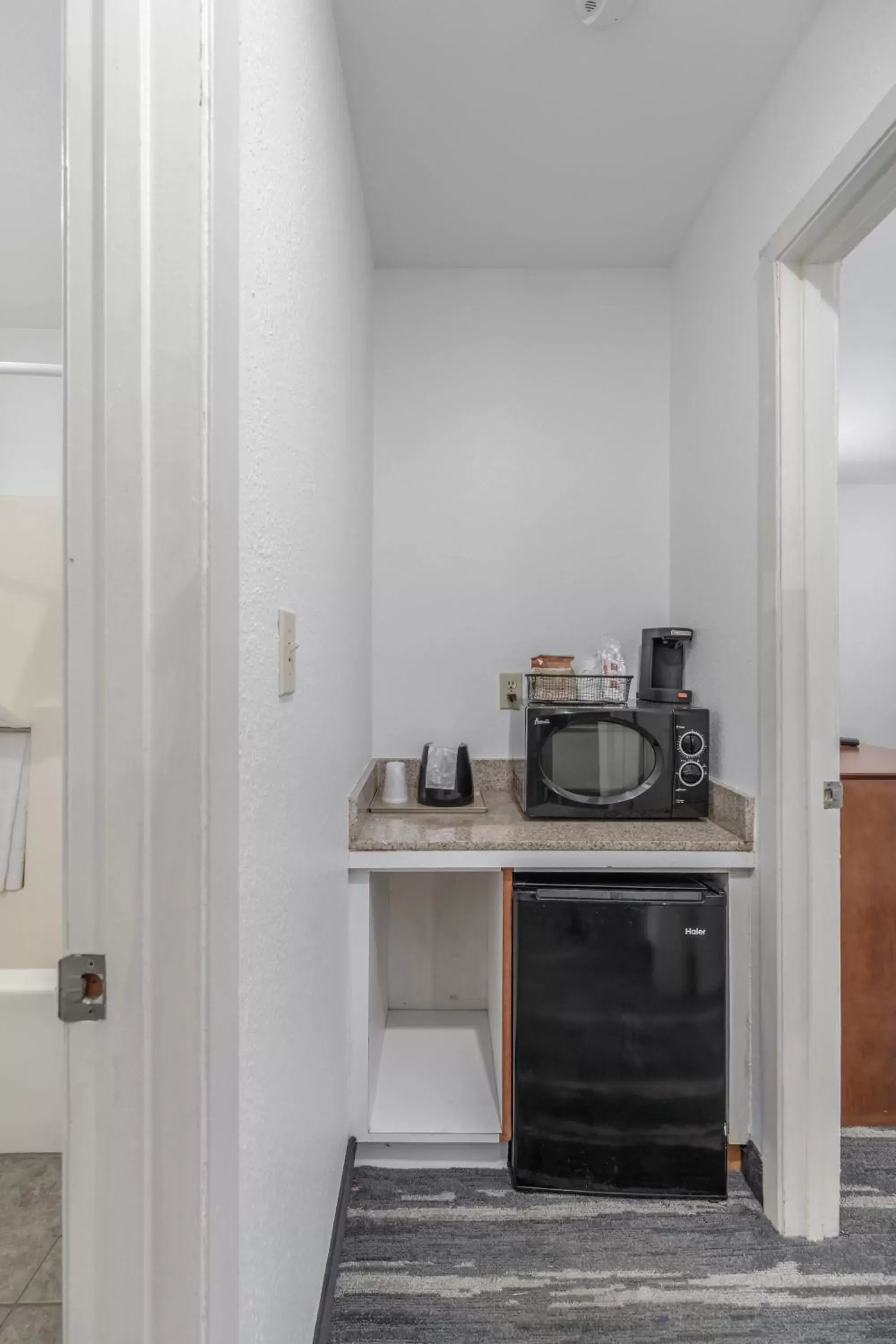 Kitchen/Kitchenette in Crossroads Inn & Suites