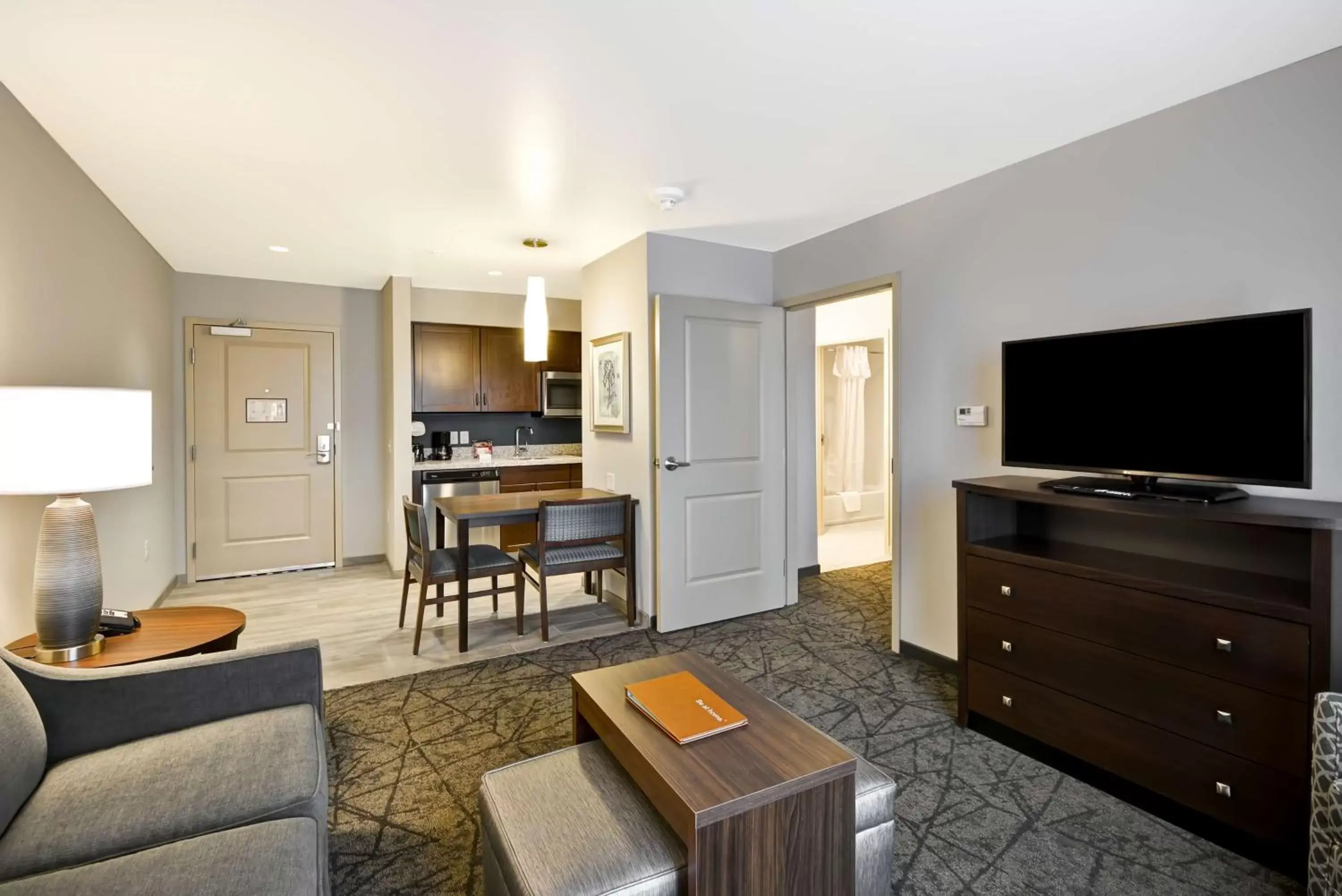 Bedroom, TV/Entertainment Center in Homewood Suites By Hilton Phoenix Tempe Asu Area