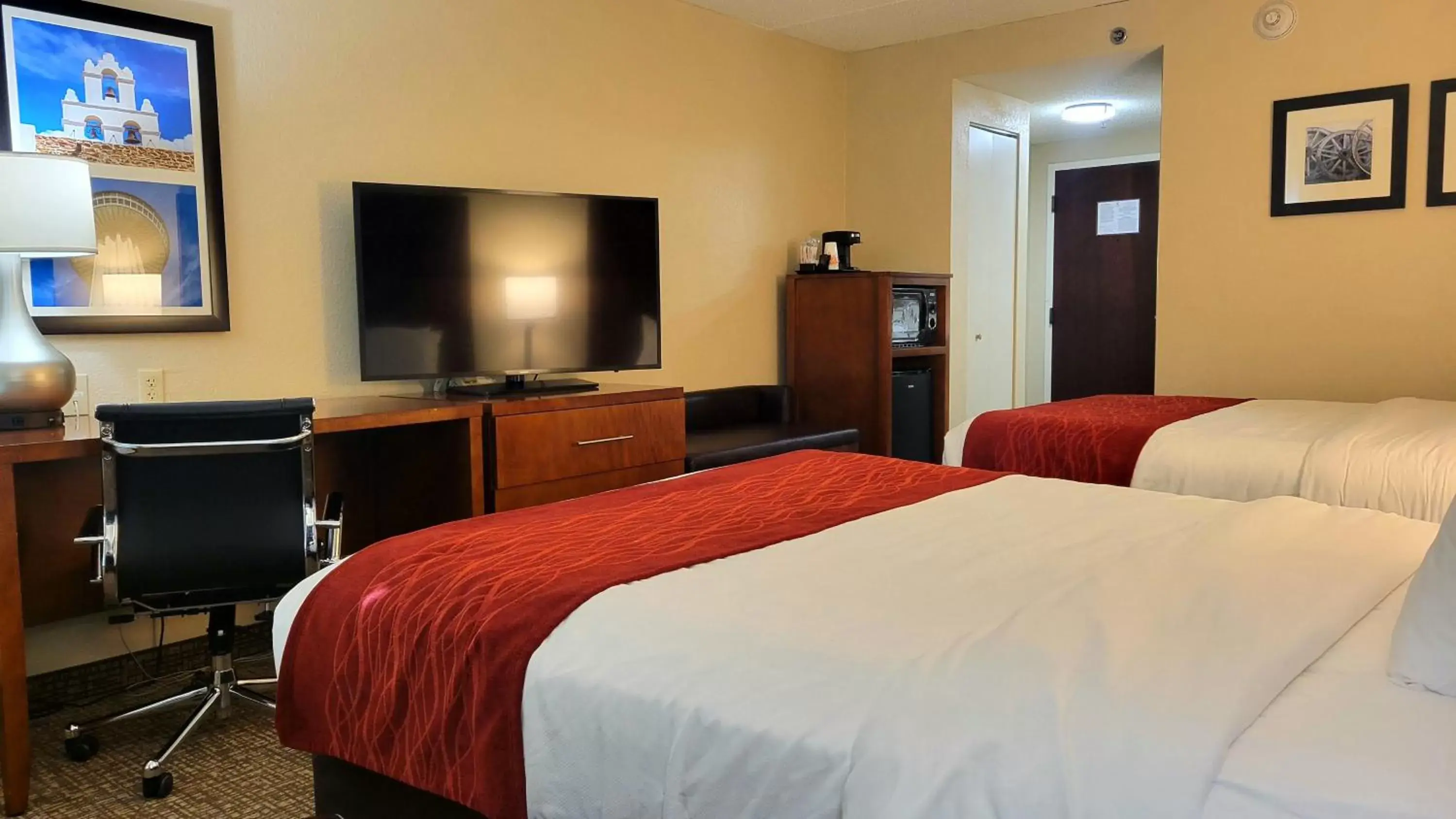 Photo of the whole room, Bed in Comfort Inn & Suites San Antonio Airport
