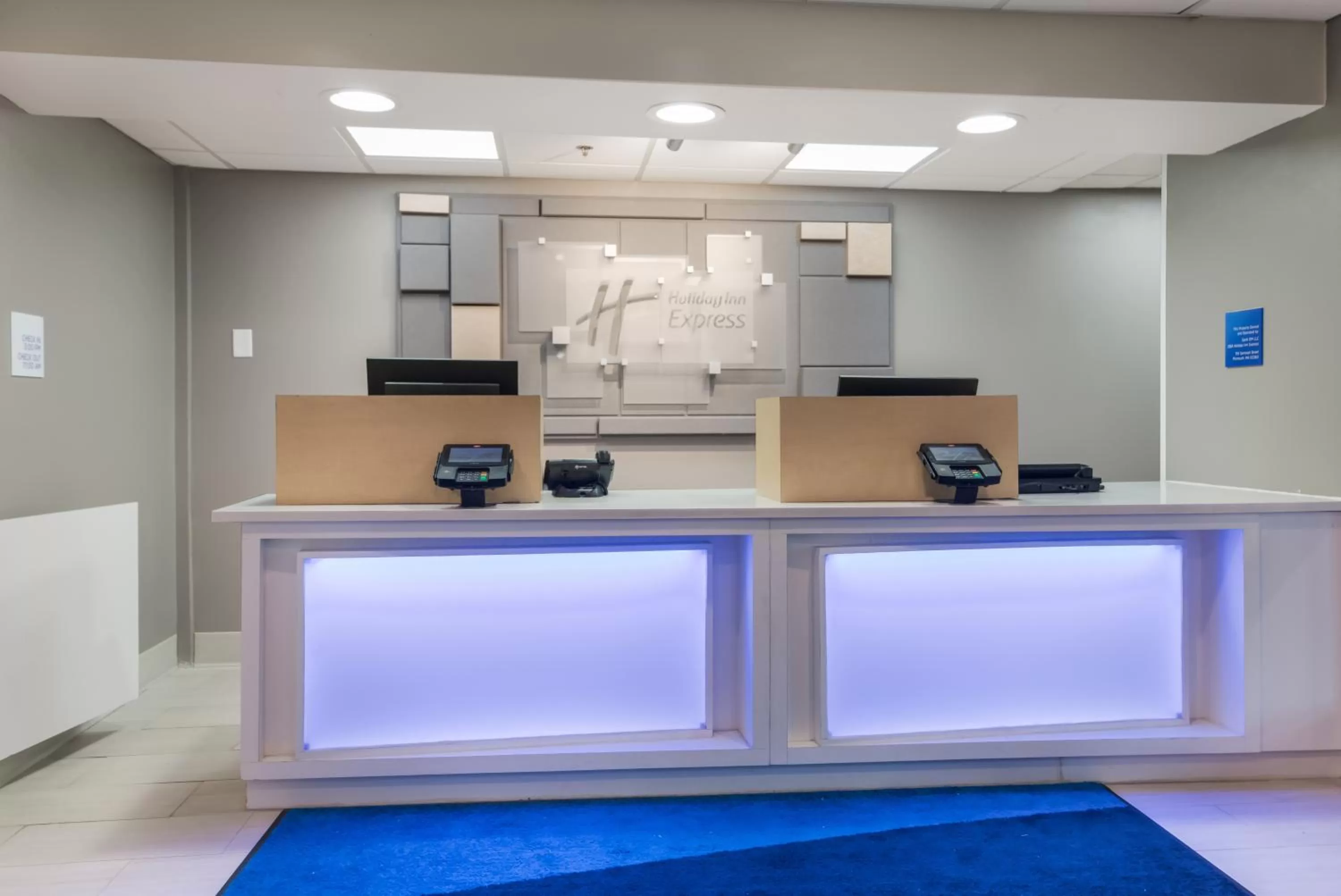 Lobby or reception in Holiday Inn Express - Plymouth by IHG