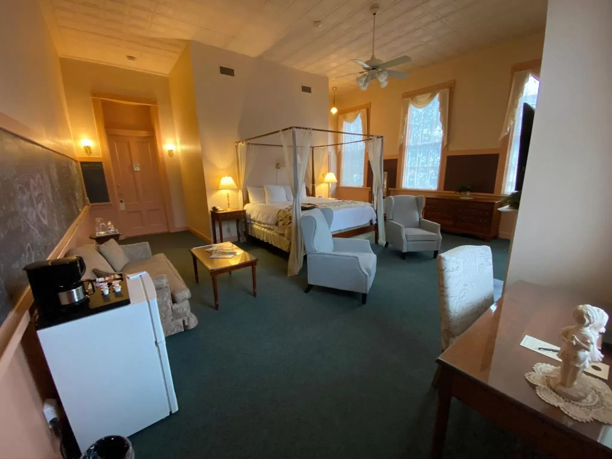 Bed, Seating Area in Chambery Inn