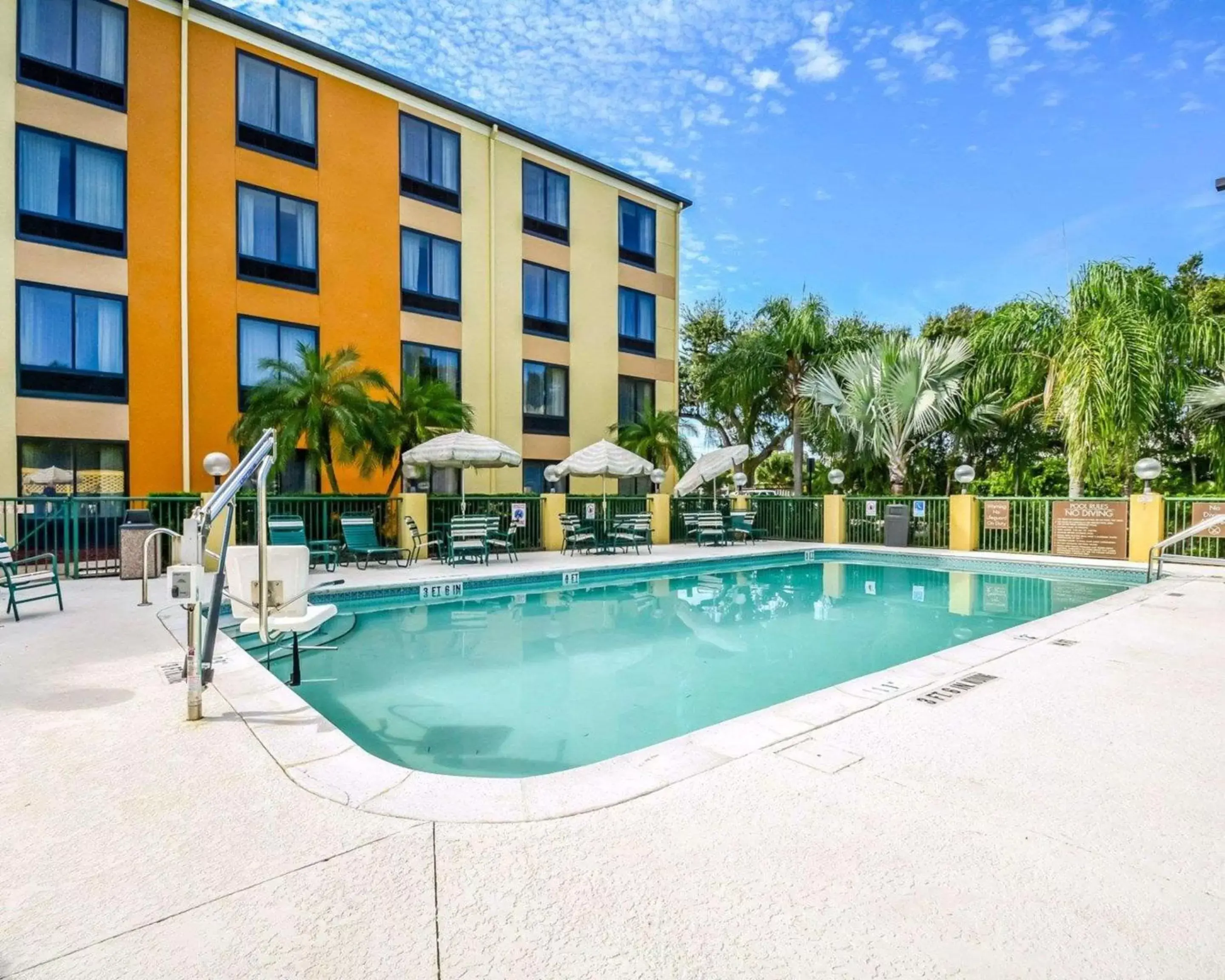 On site, Swimming Pool in Comfort Suites Tampa/Brandon