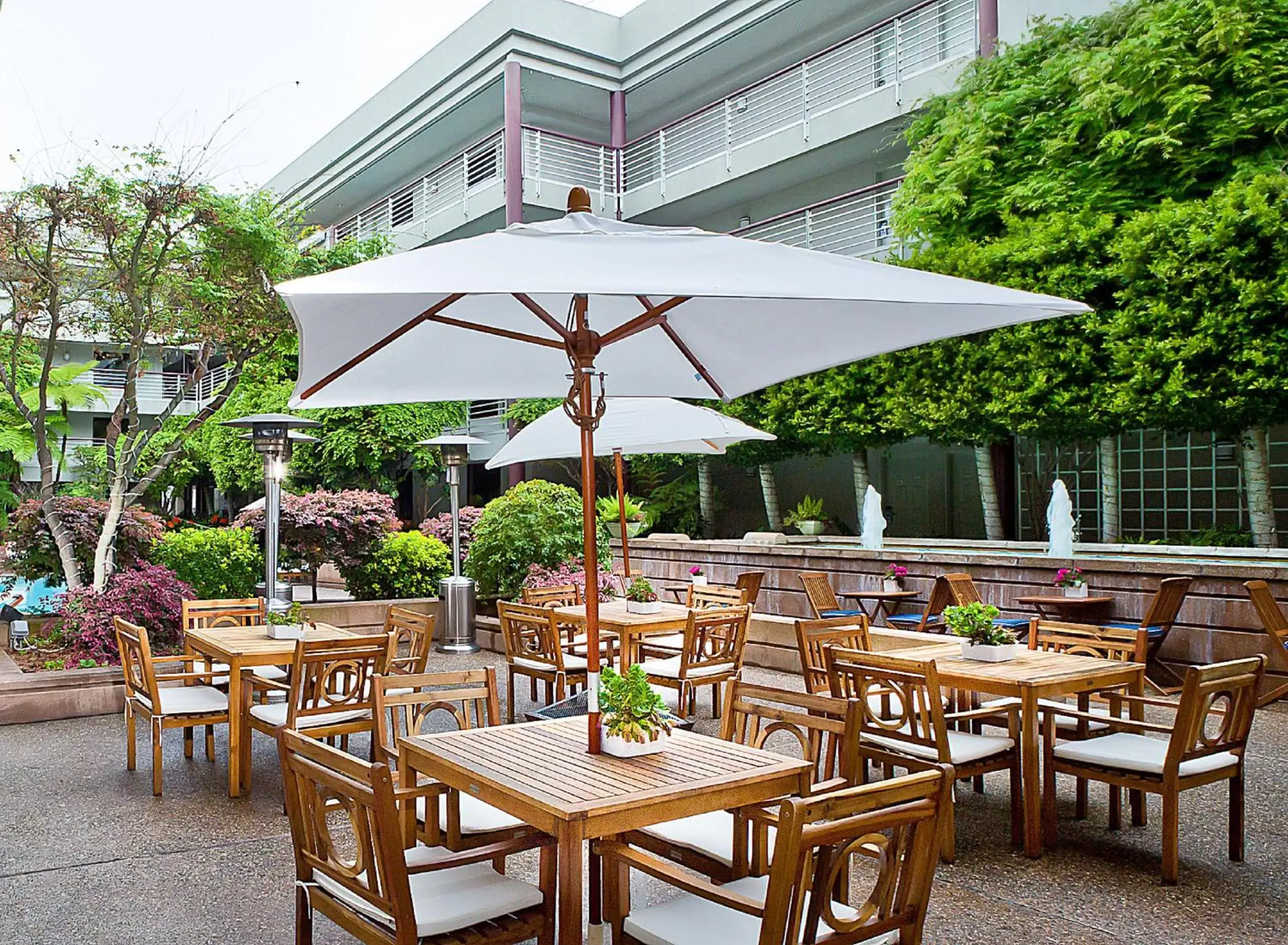 Patio, Restaurant/Places to Eat in Cupertino Hotel