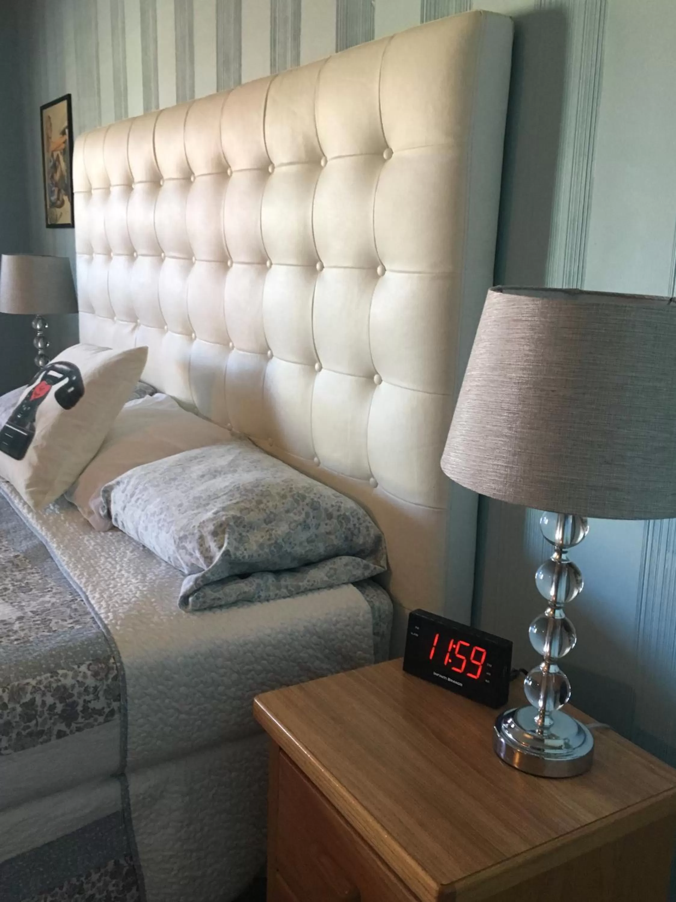 Bed in Raton Pass Motor Inn