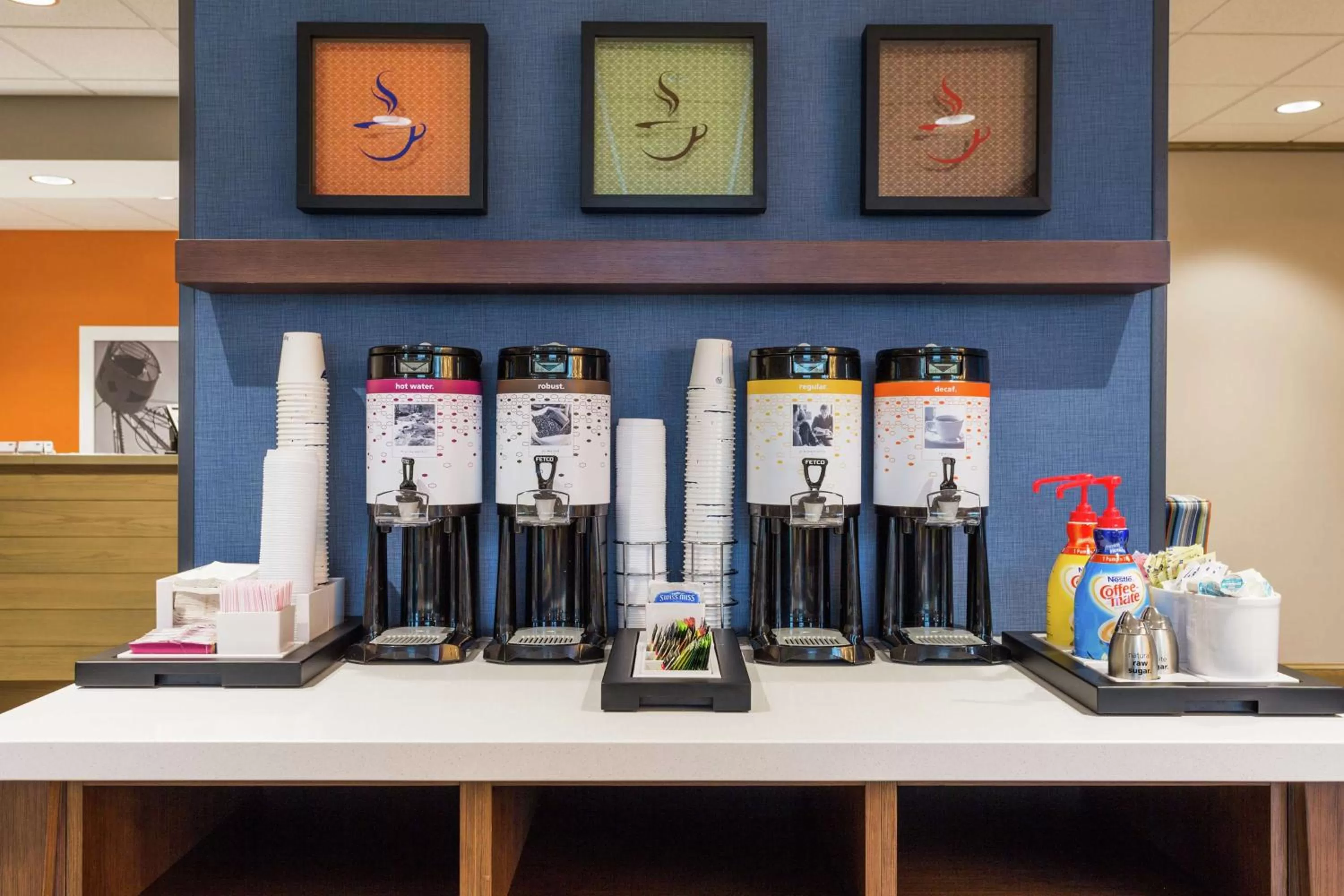 Dining area in Hampton Inn Cumberland