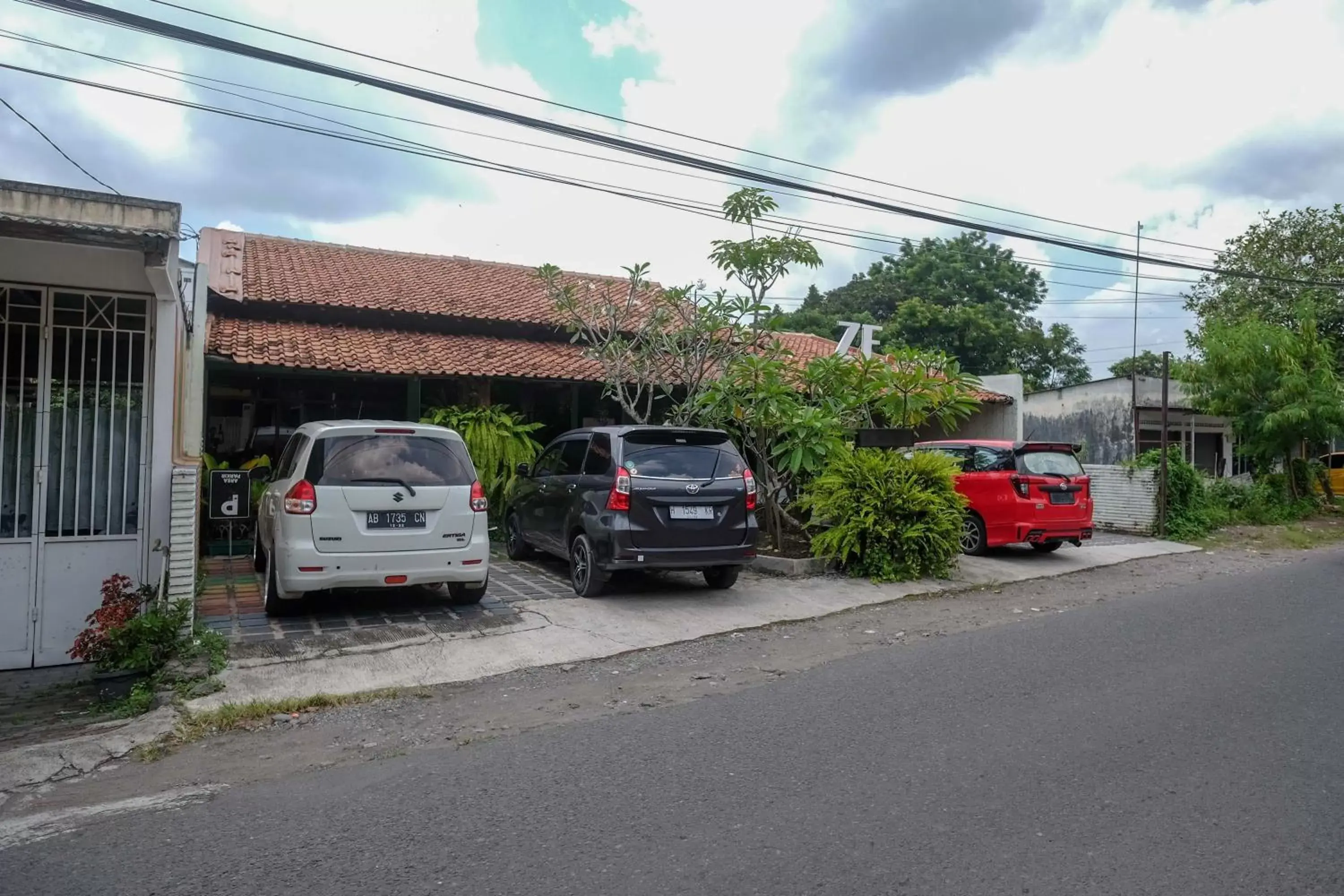 Parking, Property Building in RedDoorz near Lotte Mart Maguwoharjo Yogyakarta