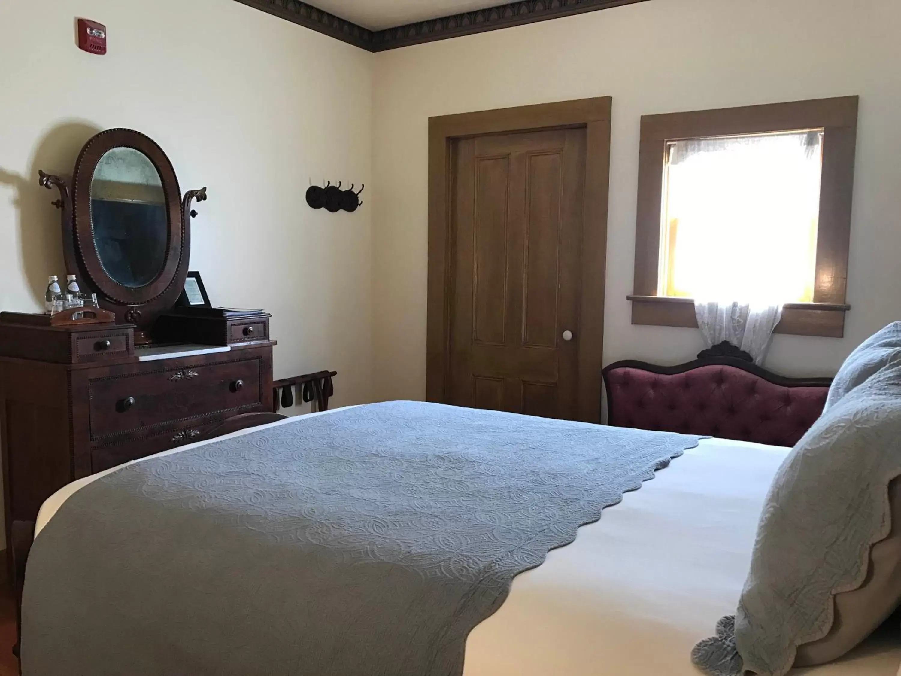 Photo of the whole room in Cosmopolitan Hotel Photo of the whole room in Cosmopolitan Hotel