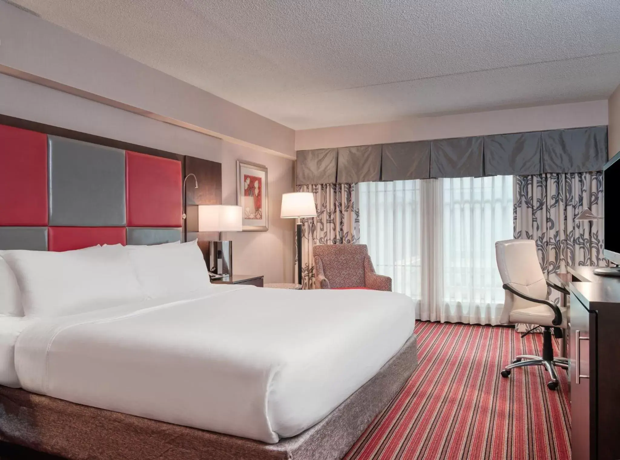 Photo of the whole room, Bed in Crowne Plaza Indianapolis-Dwtn-Union Stn, an IHG Hotel