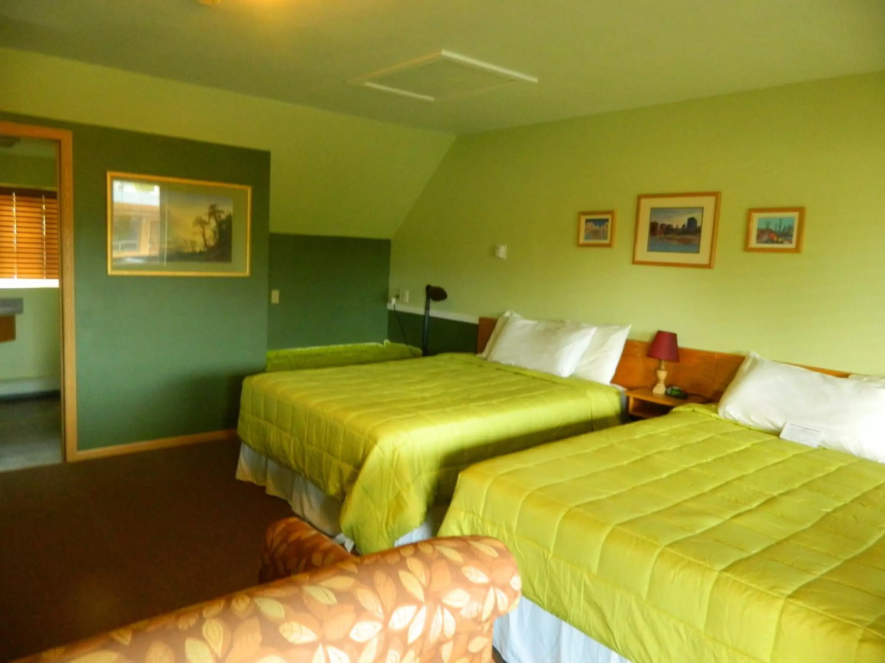 Bedroom, Bed in Country Motor Inn