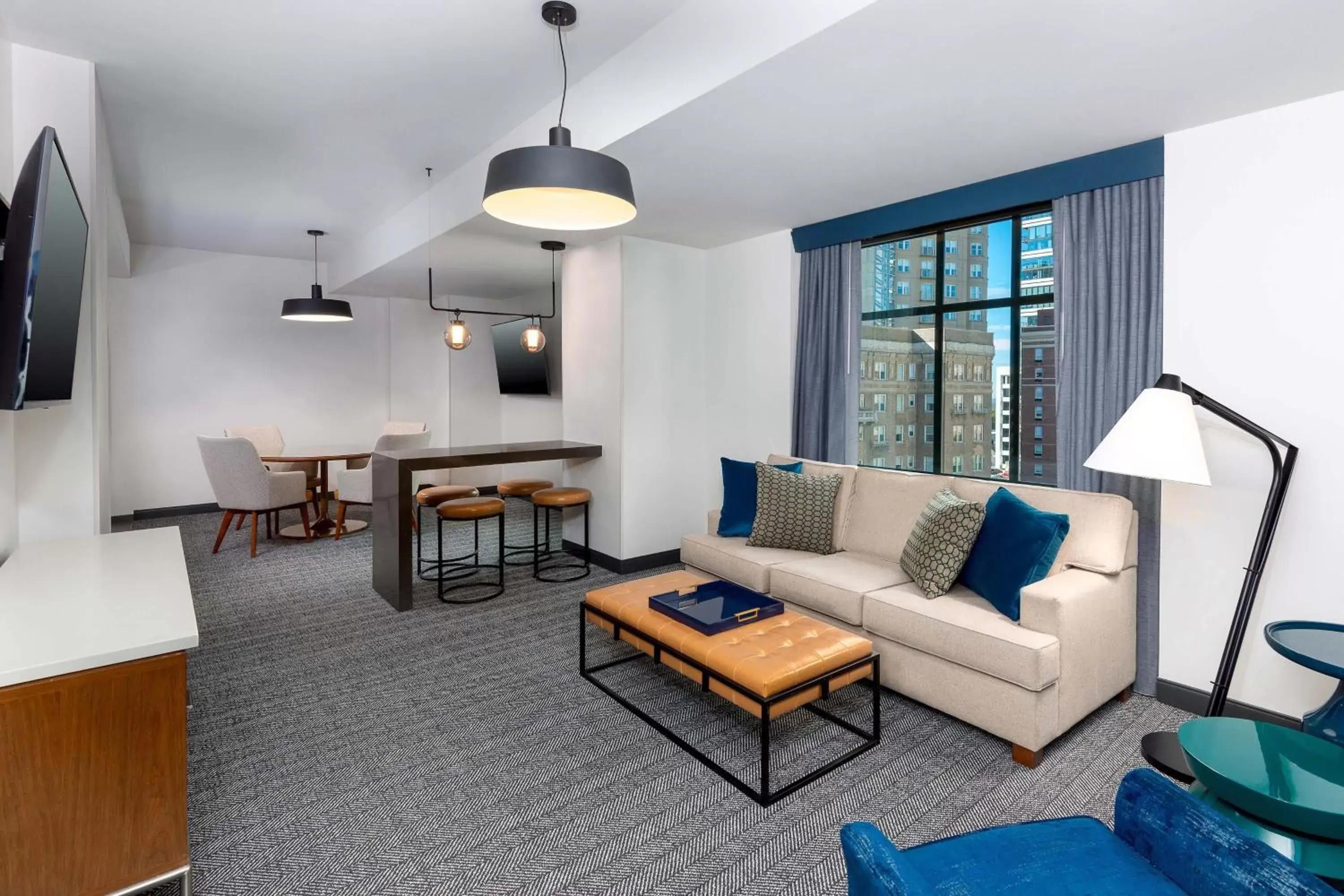 Living room, Seating Area in Courtyard by Marriott Atlanta Midtown