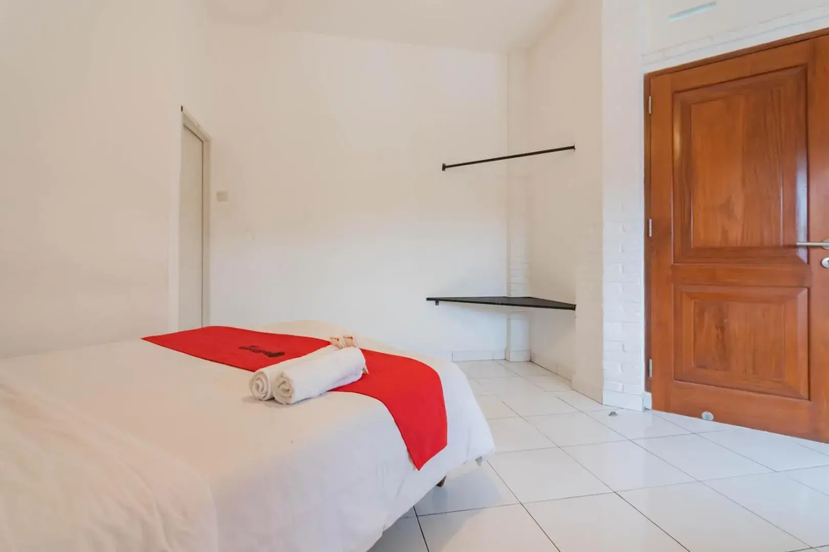 Bedroom, Bed in RedDoorz Plus near Dago Pakar