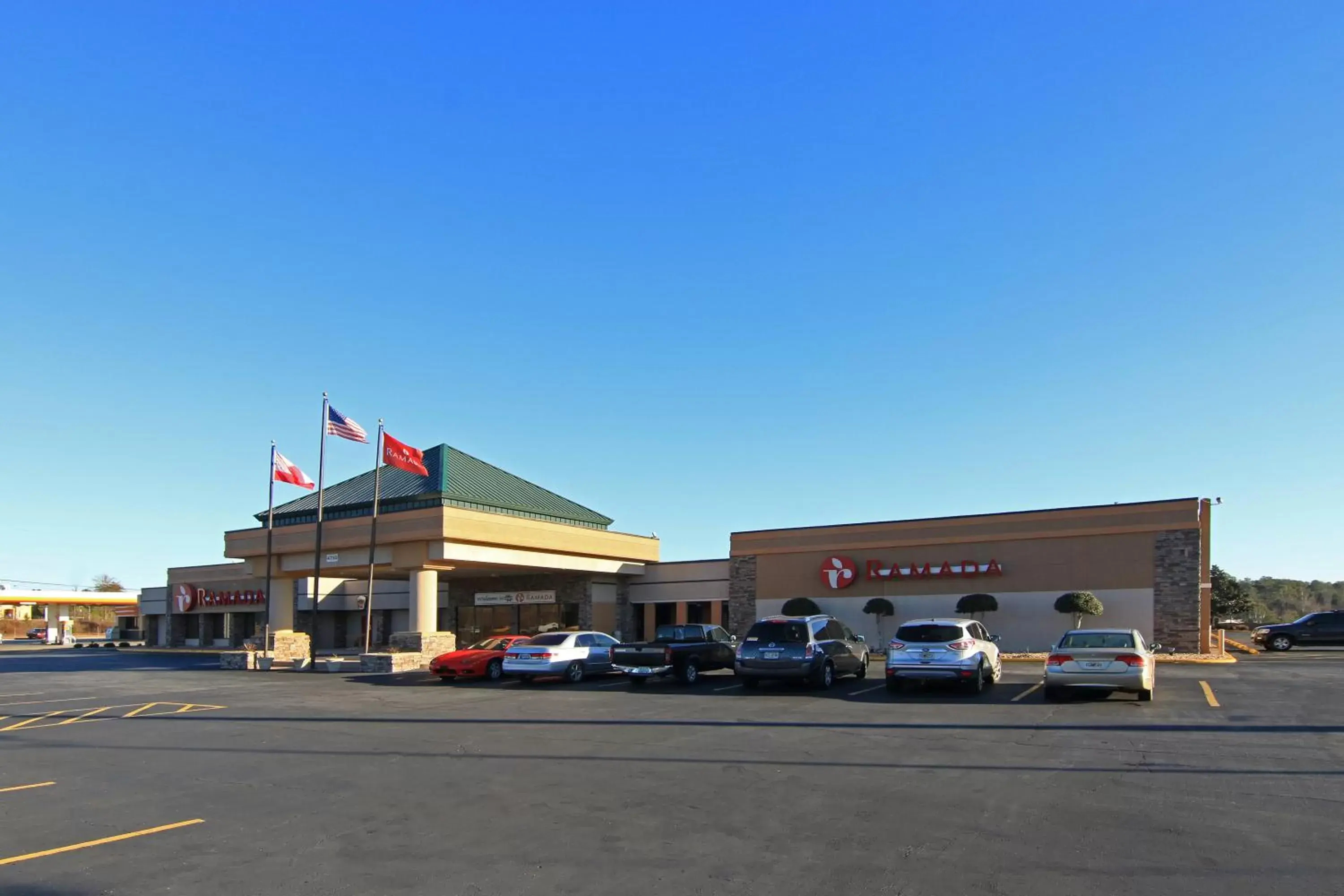 Facade/entrance, Property Building in Ramada by Wyndham Macon