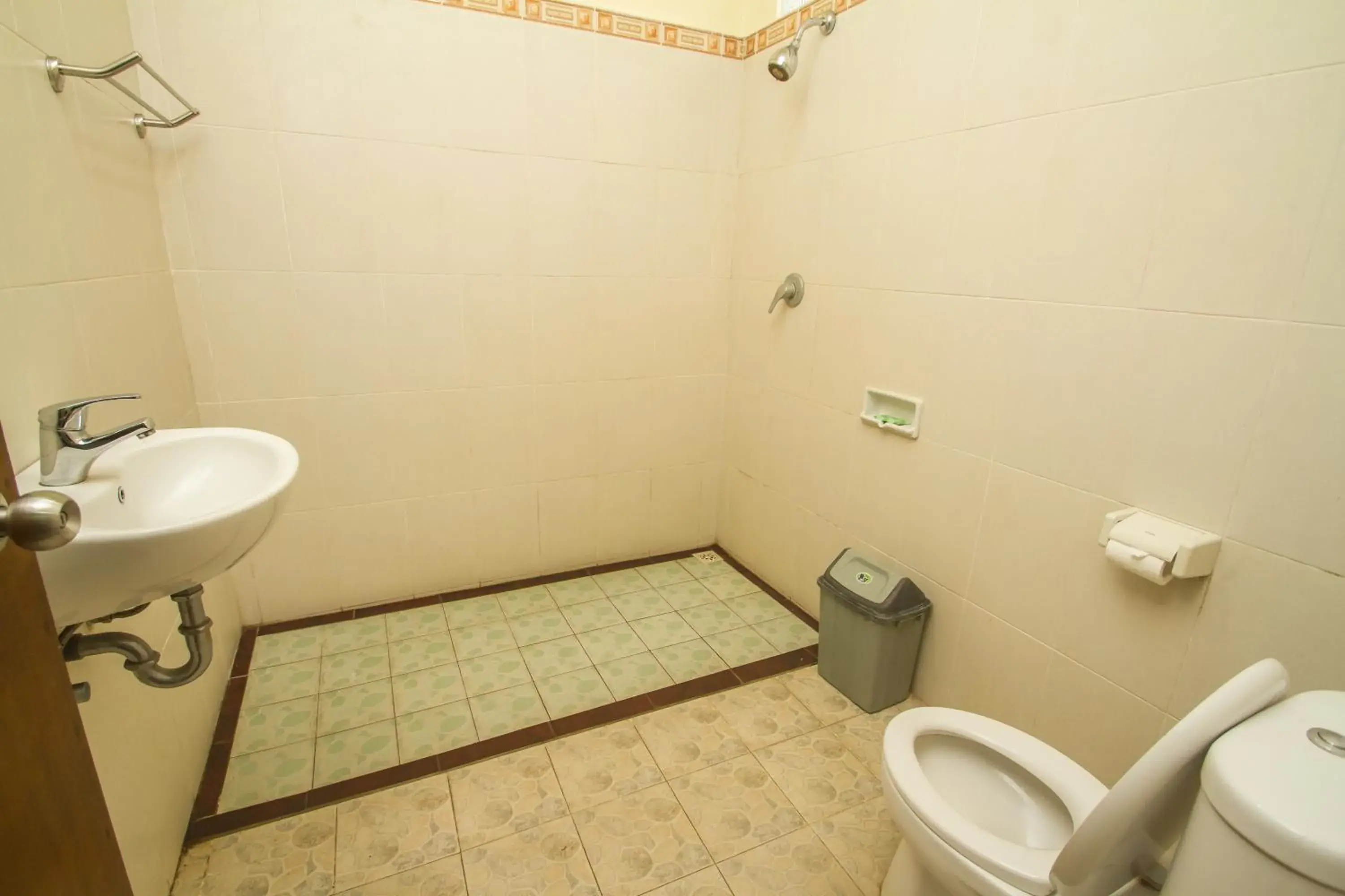 Shower, Bathroom in Omah d'Taman by EPS