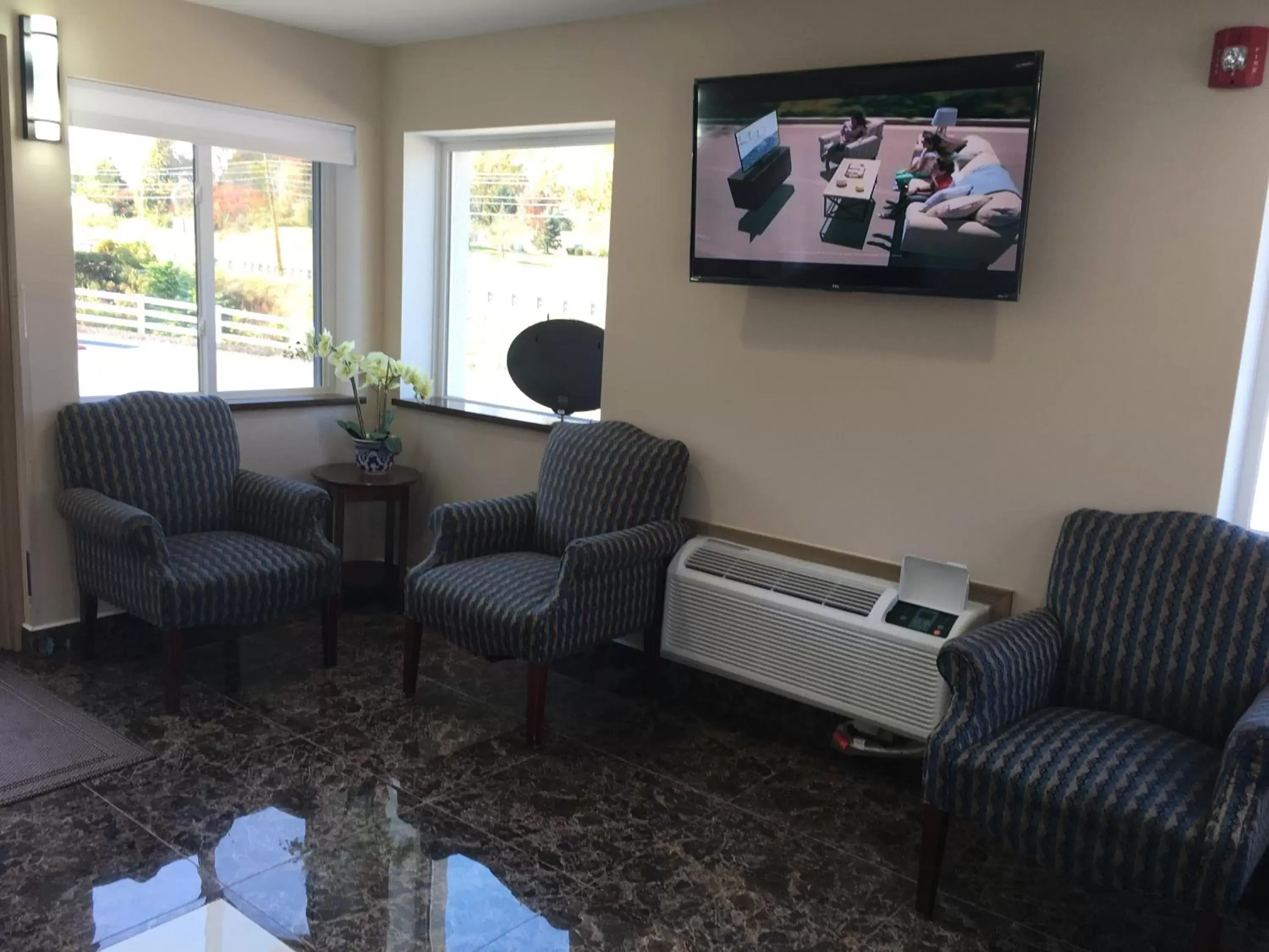 Lobby or reception, Seating Area in Travel Inn & Suites Flemington