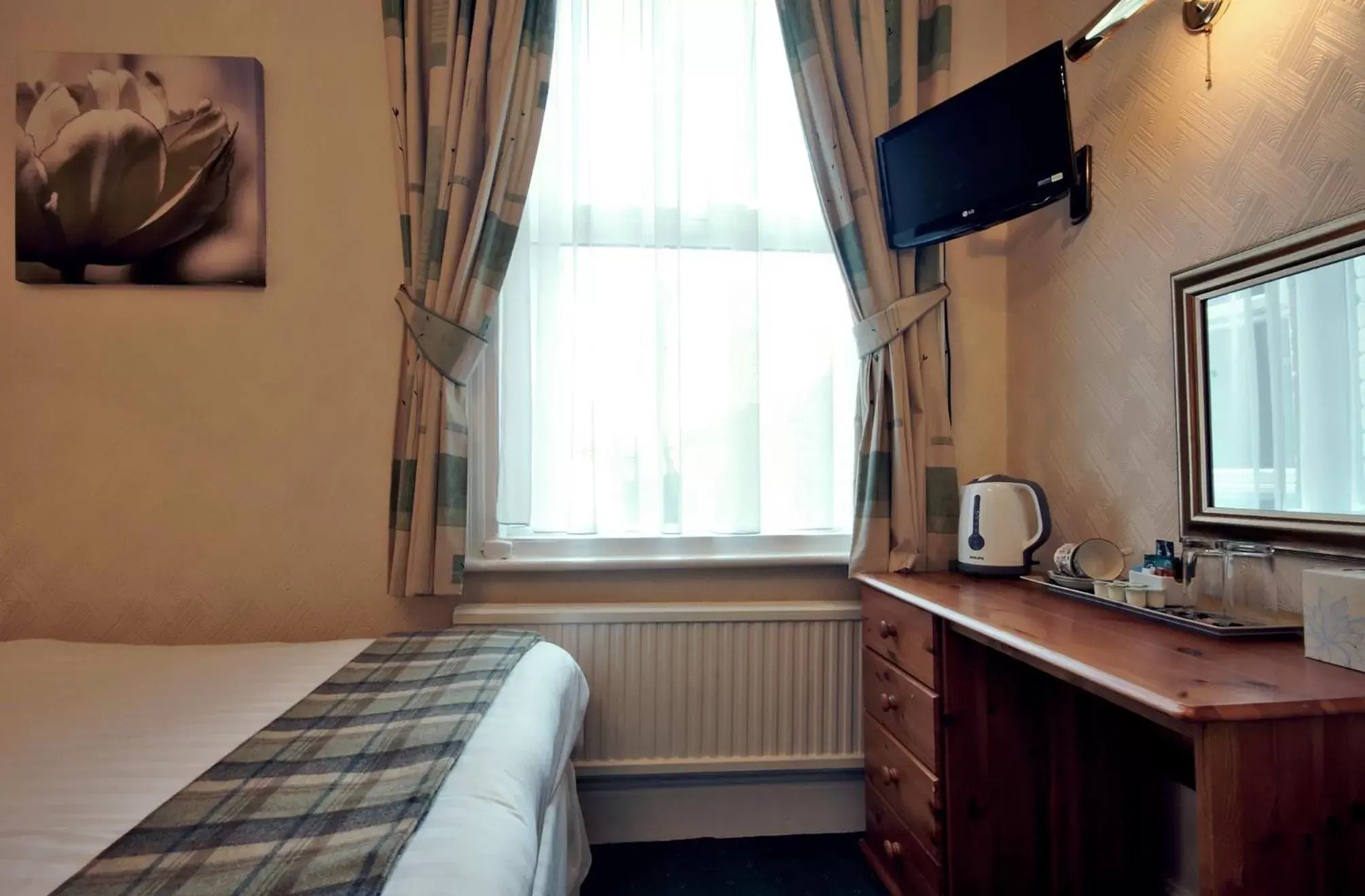 Photo of the whole room, Kitchen/Kitchenette in St Marys Guest House