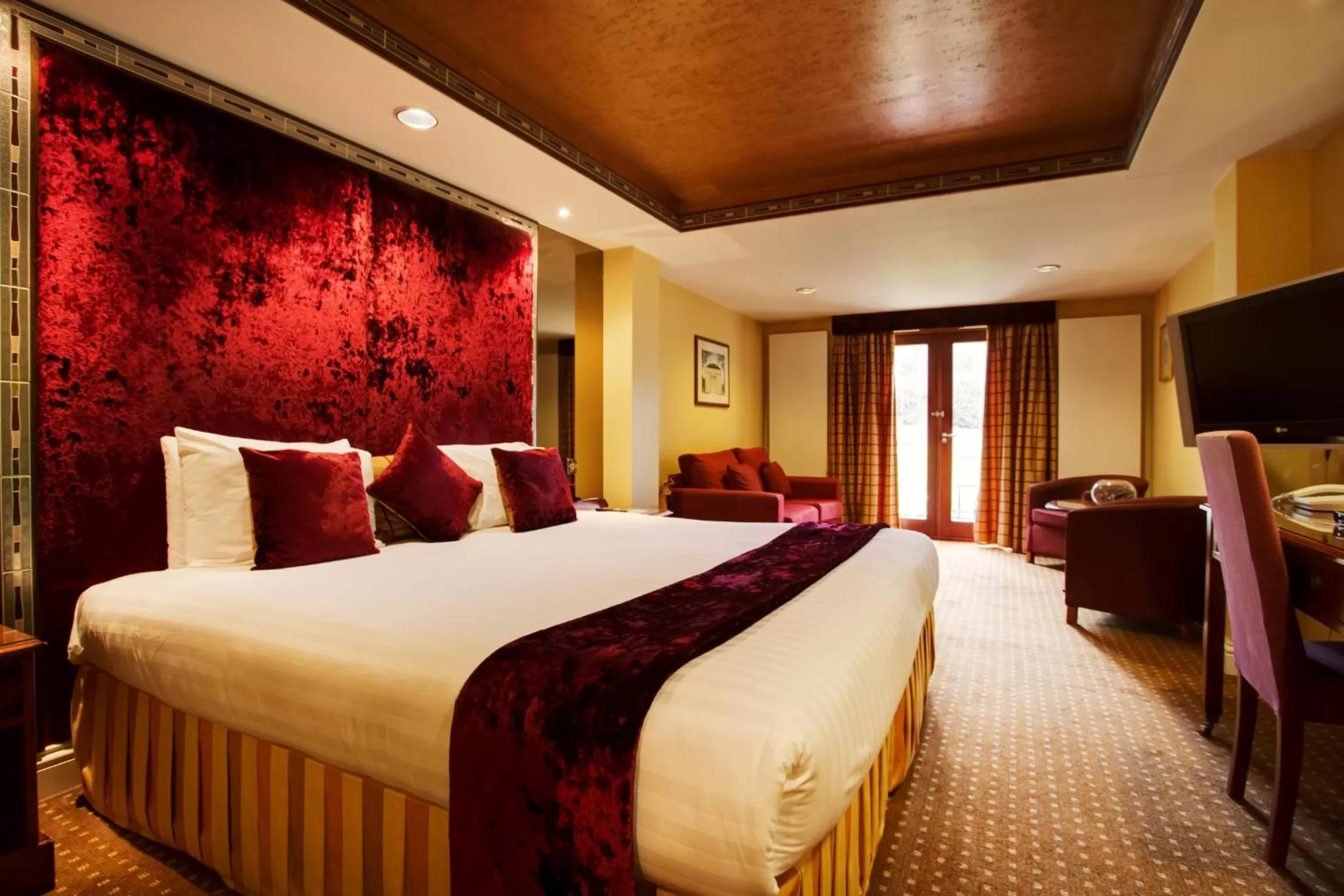 Bed in Best Western PLUS Grim's Dyke Hotel