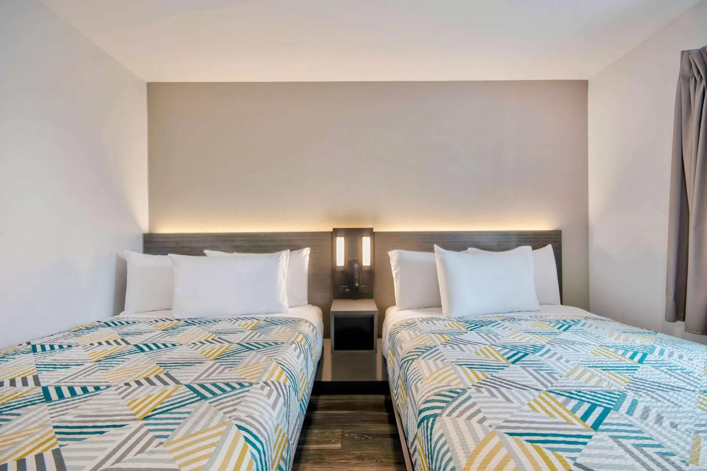 Property building, Bed in Motel 6-Marina, CA - Monterey