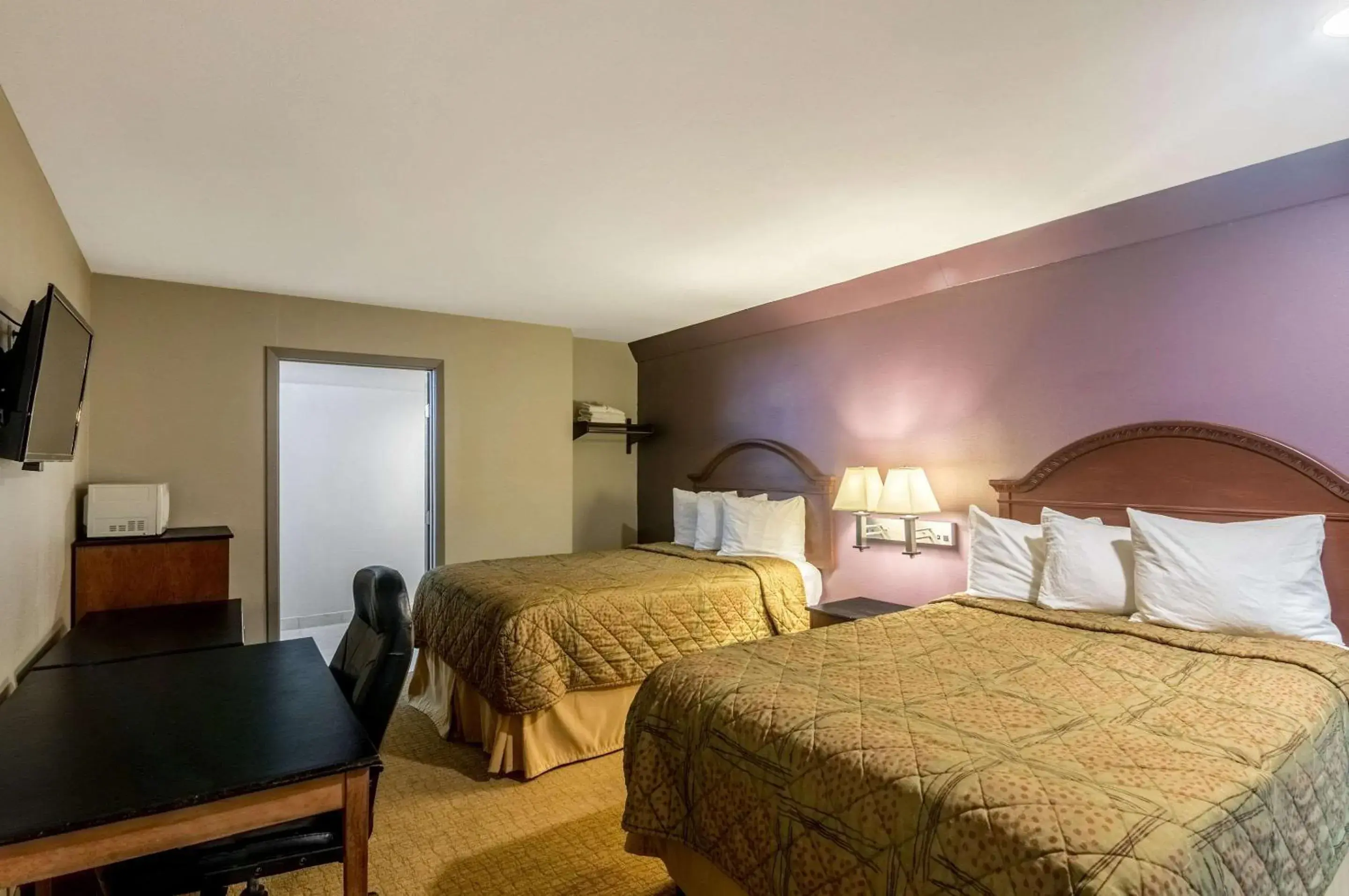 Photo of the whole room, Bed in Rodeway Inn Arlington