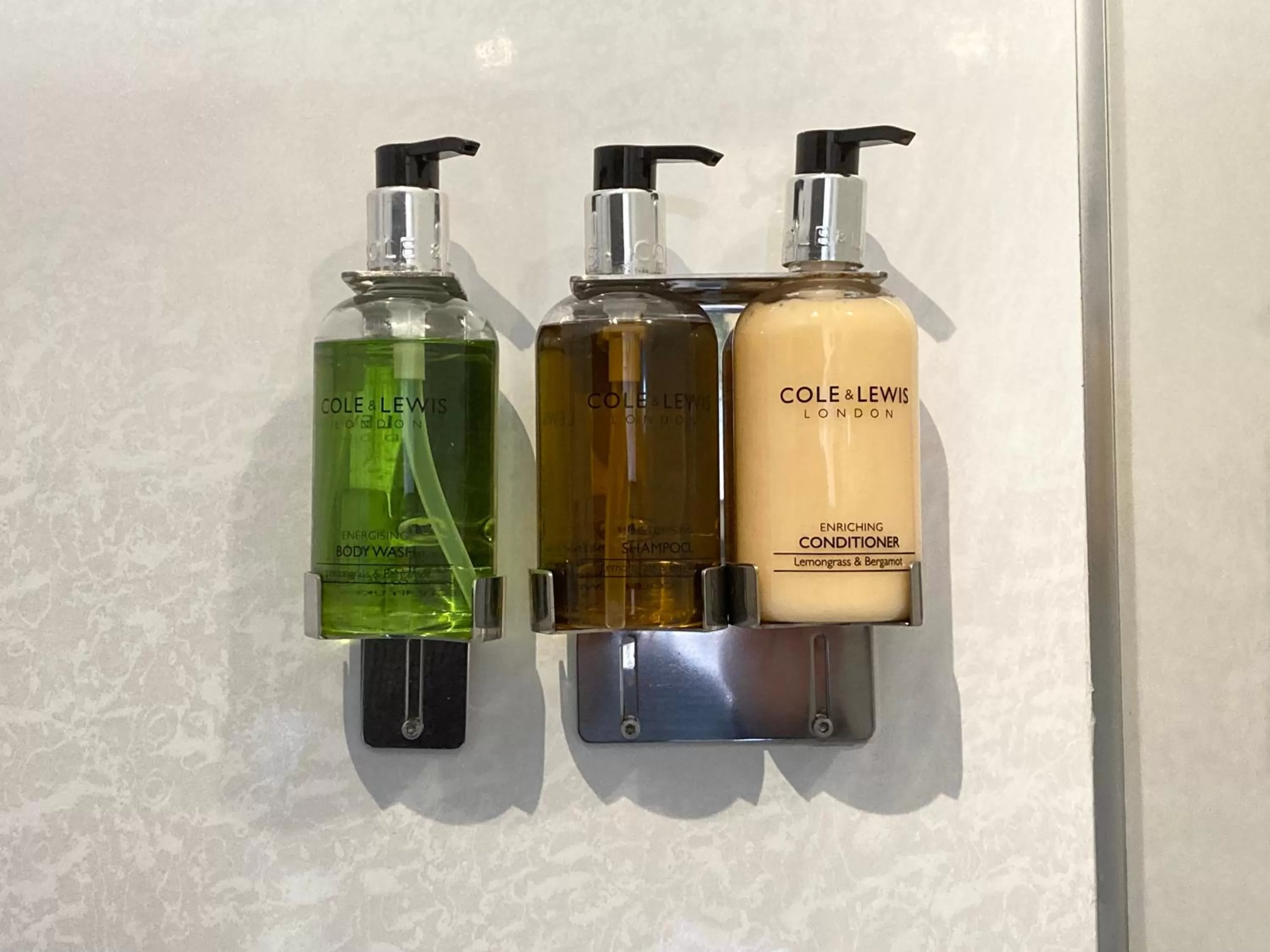 Shower in Hillcrest Bed & Breakfast