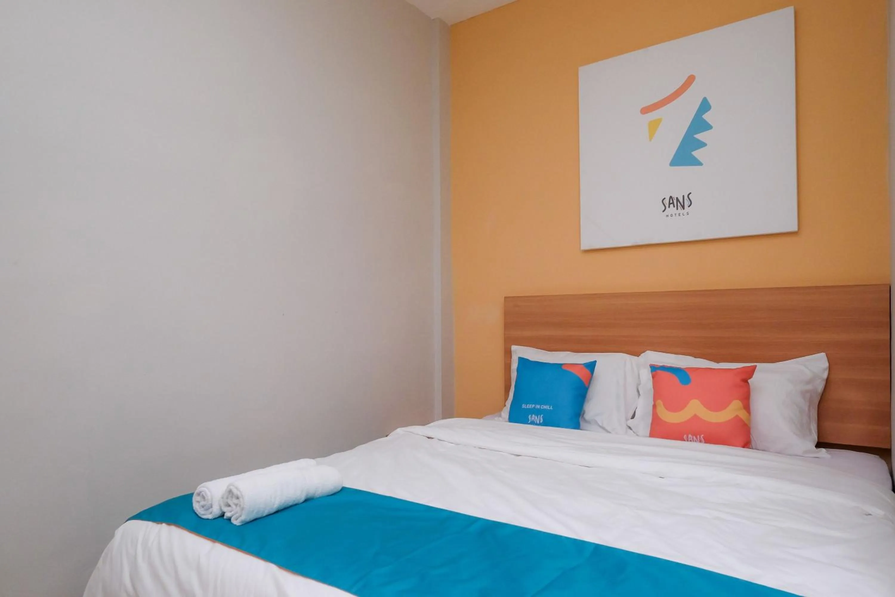 Bedroom in Sans Hotel Tiga Putri Semarang by RedDoorz