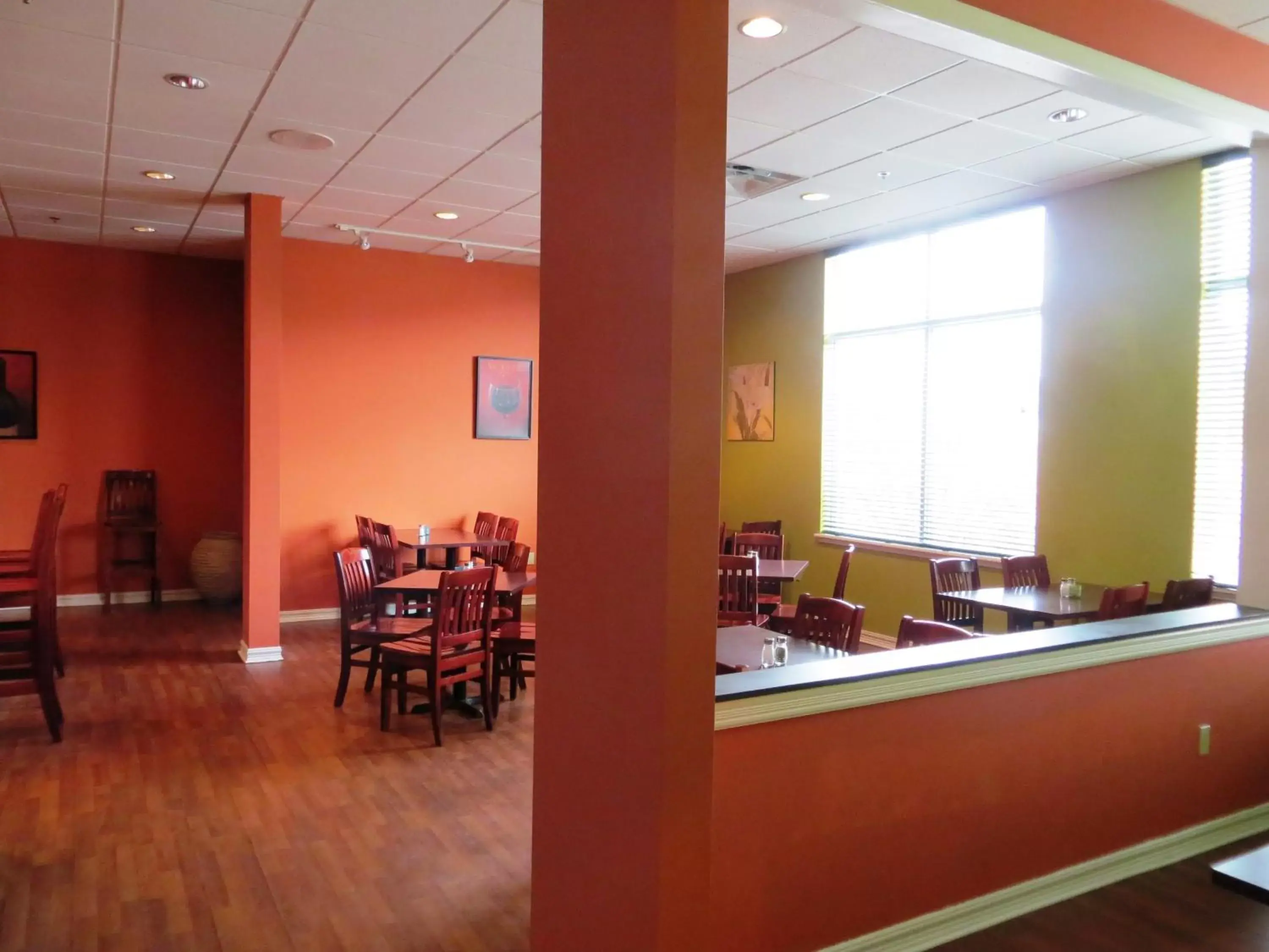 Lounge or bar, Restaurant/Places to Eat in Days Inn by Wyndham Oromocto Conference Centre