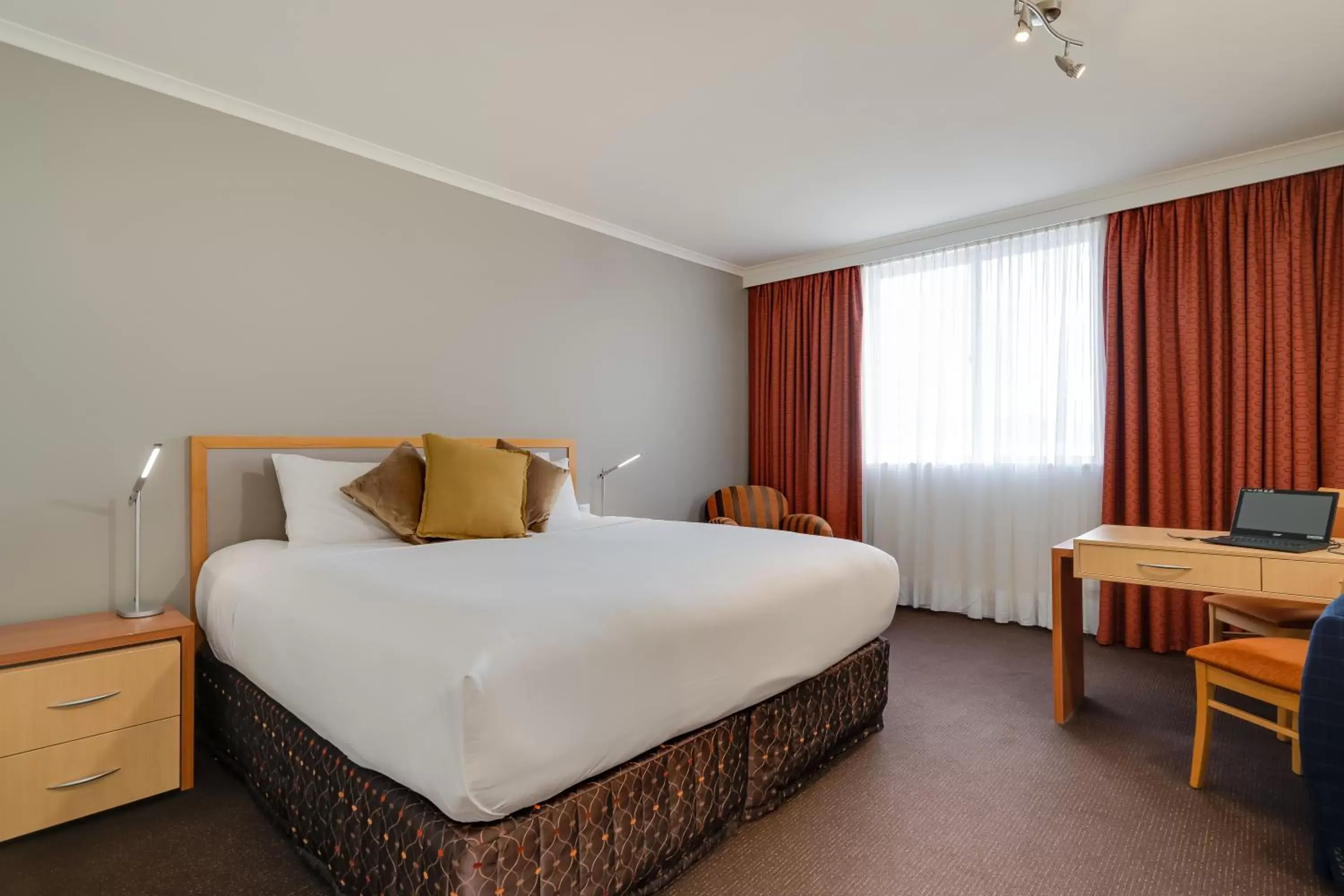 Photo of the whole room, Bed in Mercure Albury