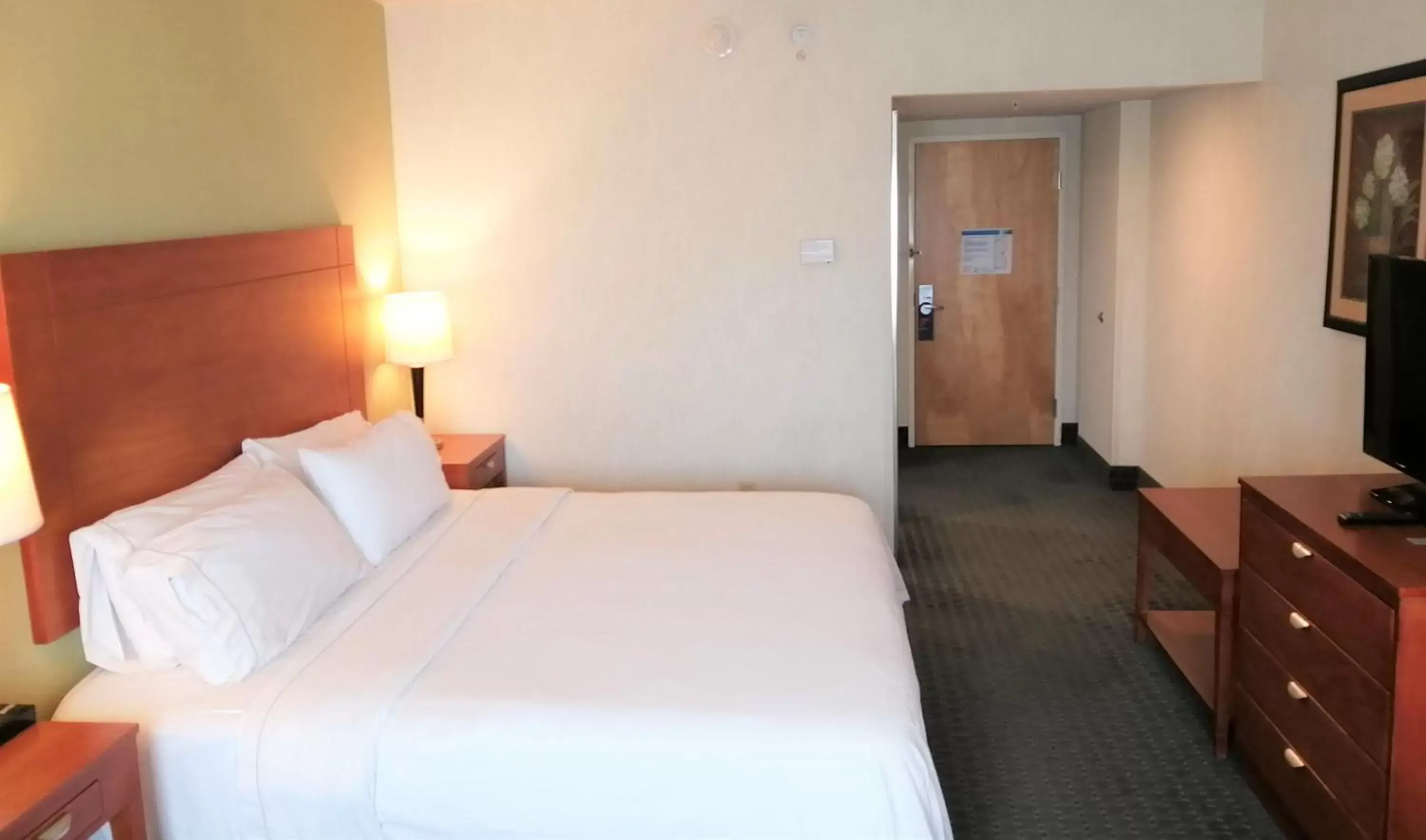 Bed in Holiday Inn Express & Suites Toluca Zona Aeropuerto, an IHG Hotel