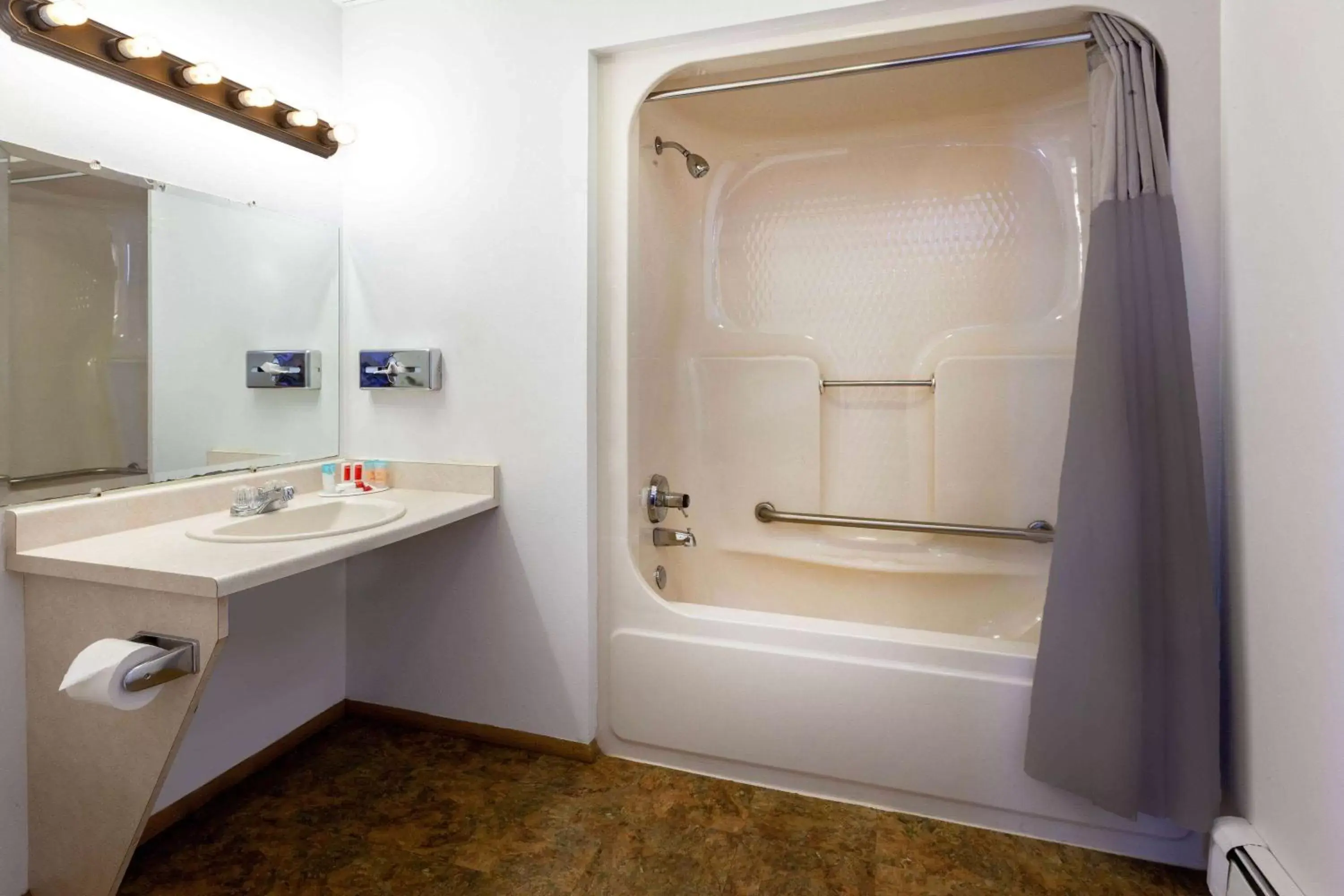 TV and multimedia, Bathroom in Travelodge by Wyndham Escanaba
