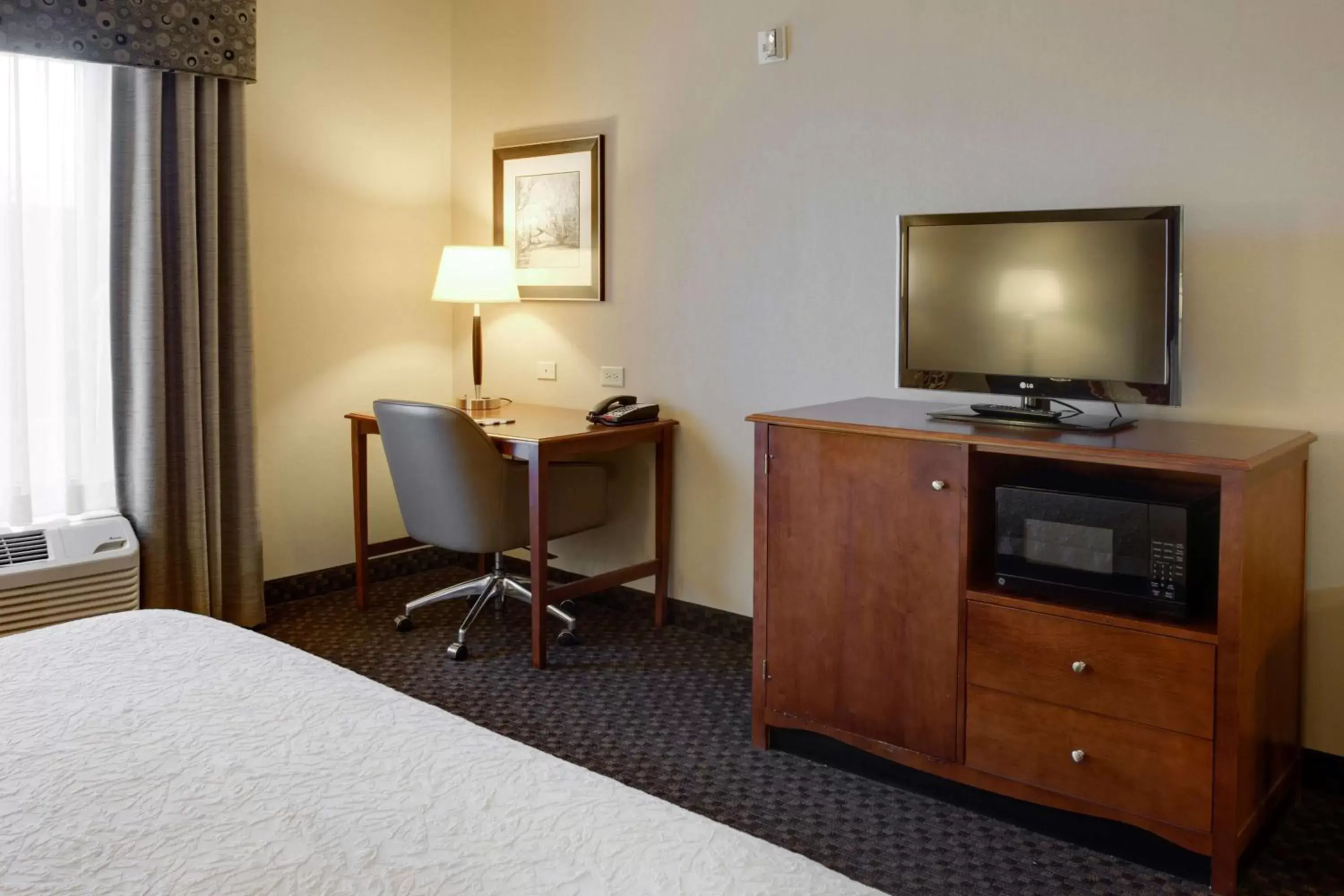 Bed, TV/Entertainment Center in Hampton Inn Chickasha