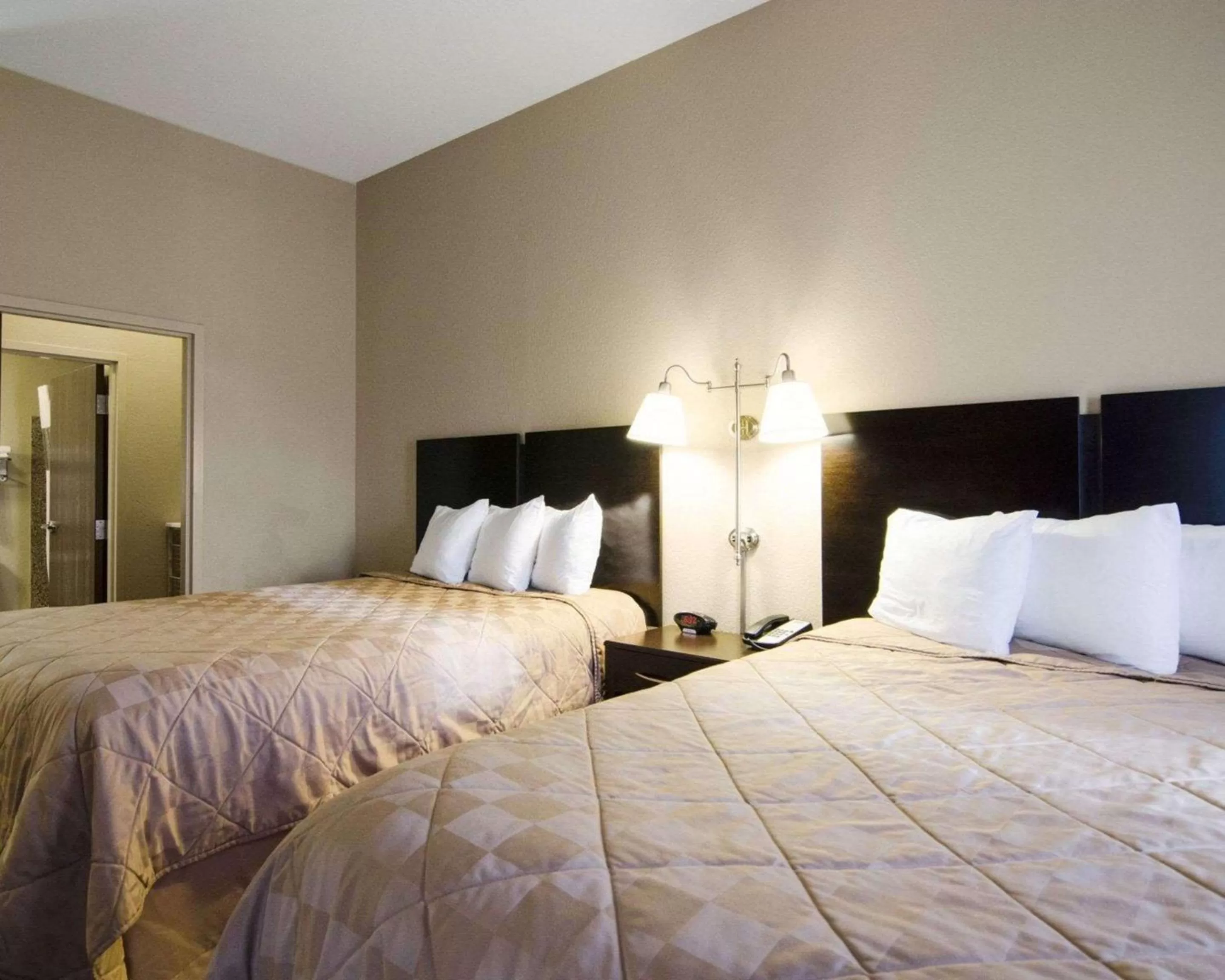 Photo of the whole room, Bed in Affordable Suites of America Rogers - Bentonville