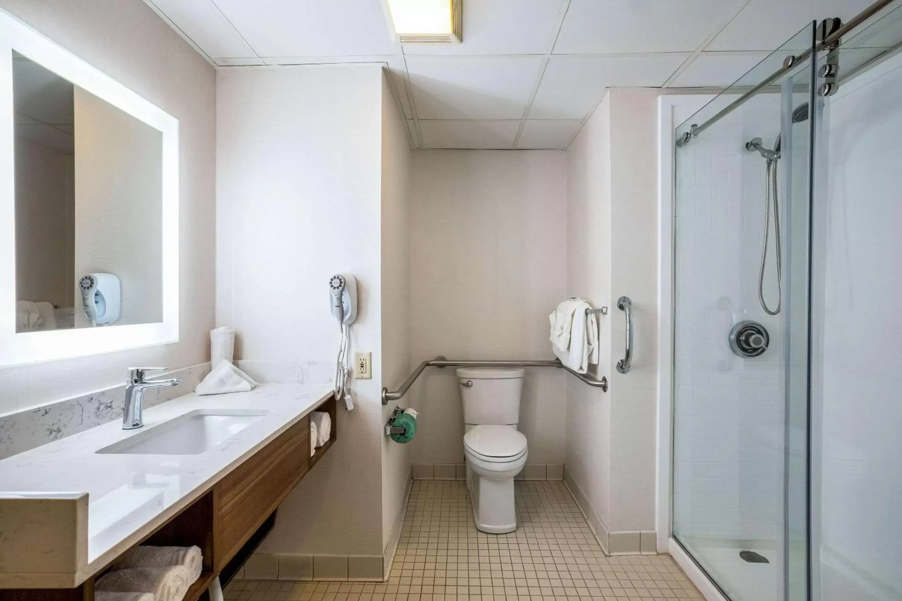 Photo of the whole room, Bathroom in Quality Suites Hotel - Lansing