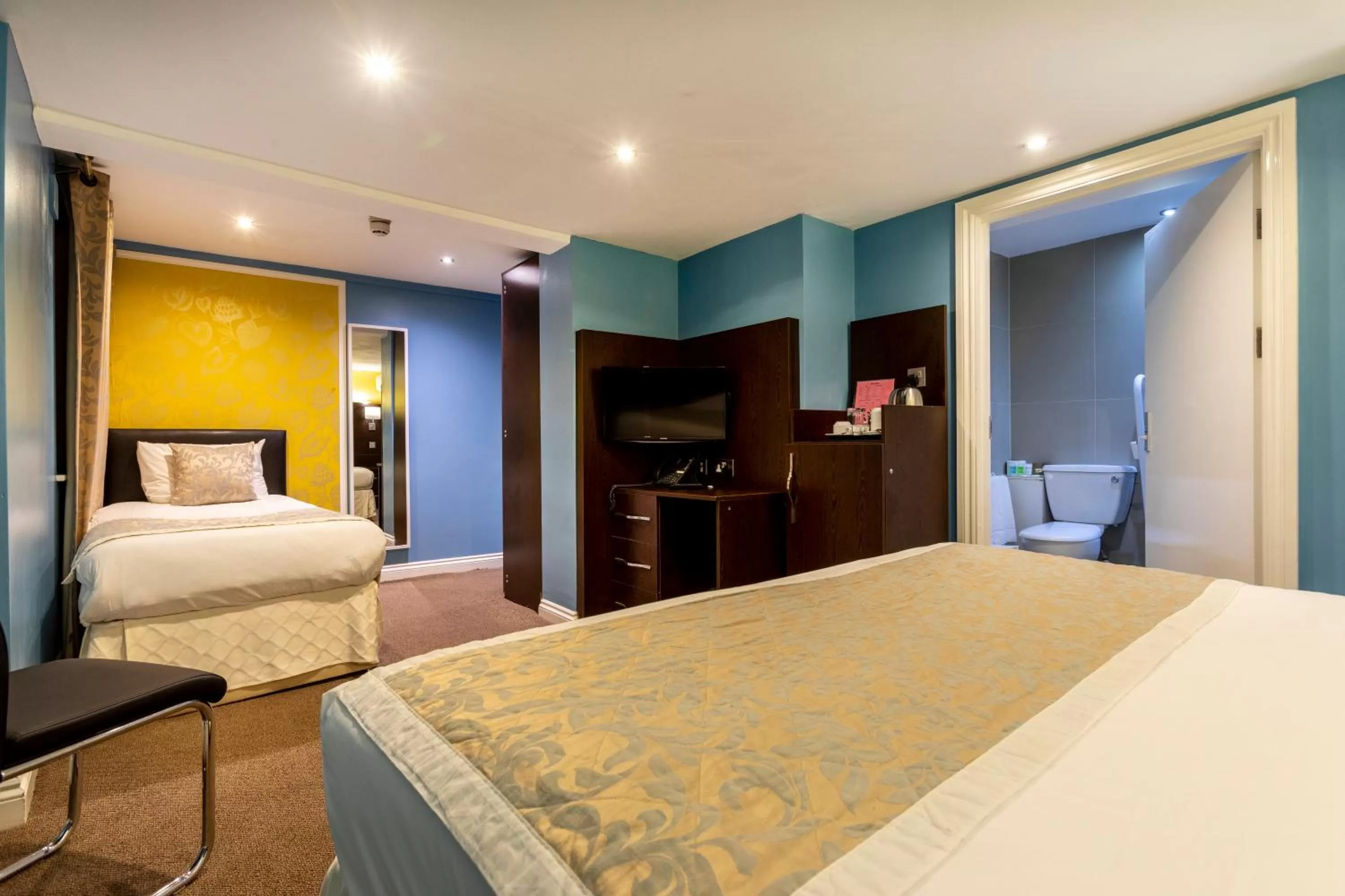 Bedroom, Bed in Hotel Shepherds Bush London