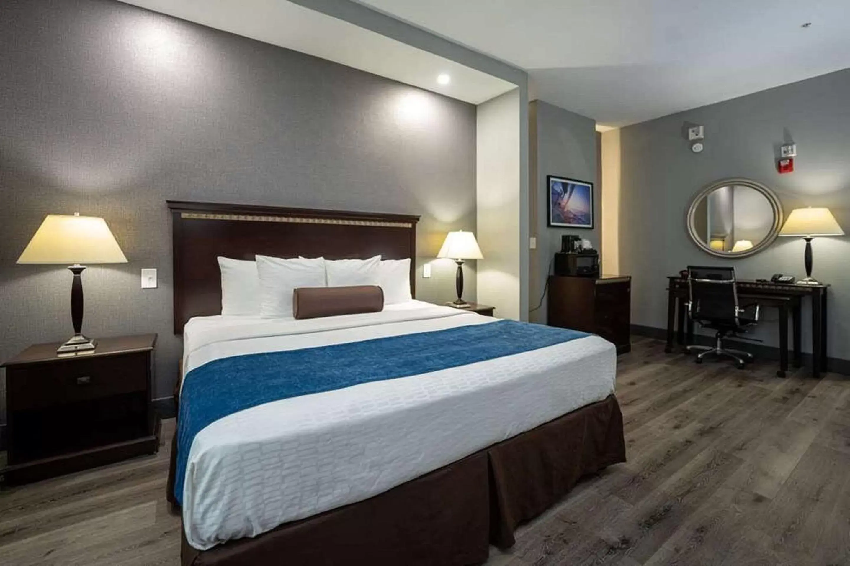 Bedroom, Bed in Comfort Suites Seabrook - Kemah