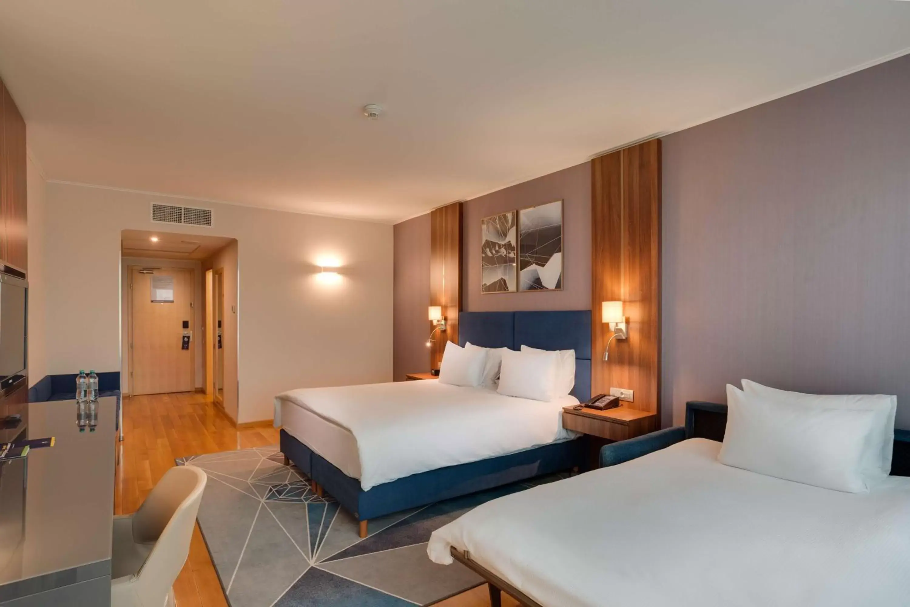 Deluxe Family Room in DoubleTree by Hilton Hotel Cluj - City Plaza Deluxe Family Room in DoubleTree by Hilton Hotel Cluj - City Plaza