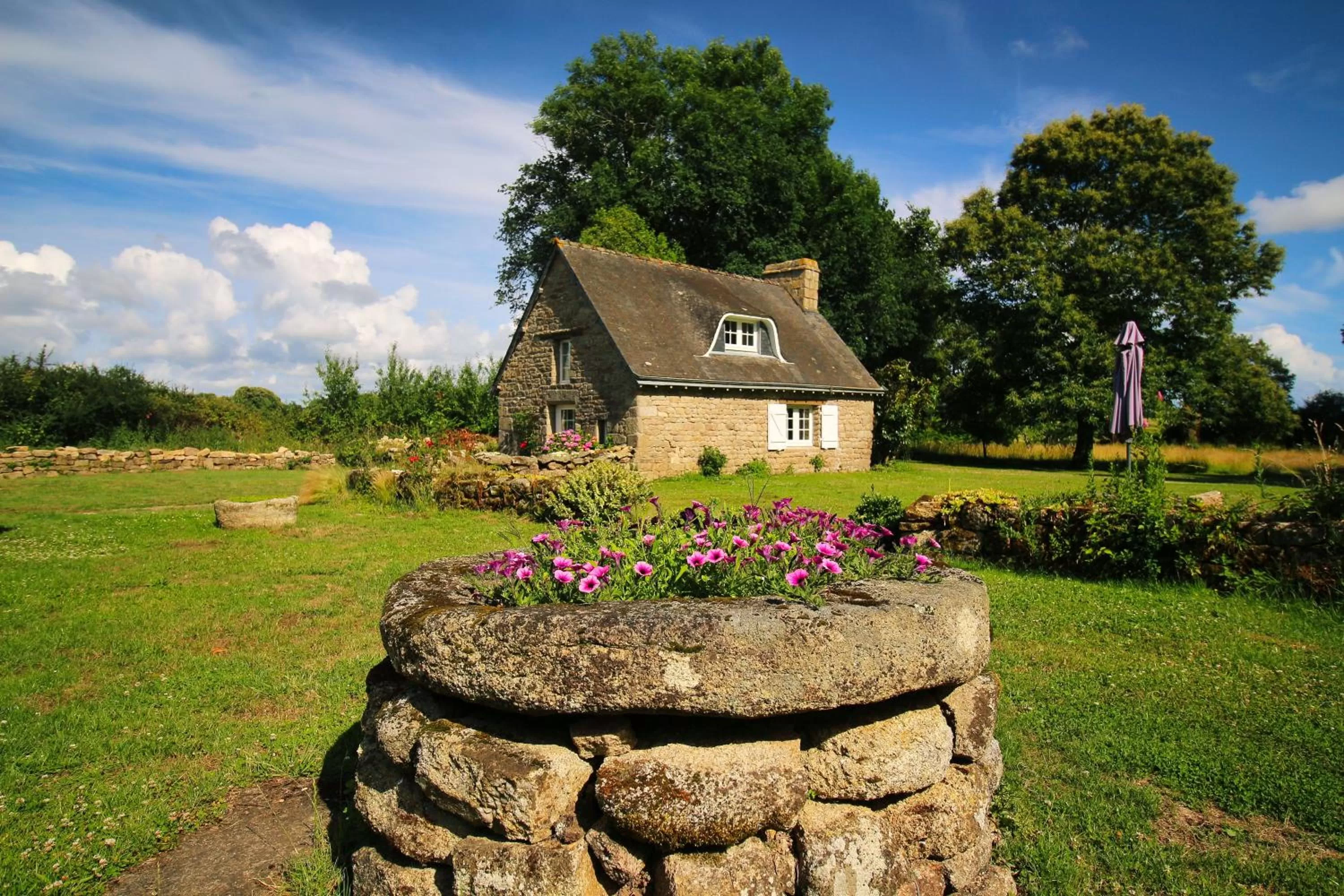 Spring, Property Building in KERBELEG, ferme-manoir du XVè siècle, chambres grand confort