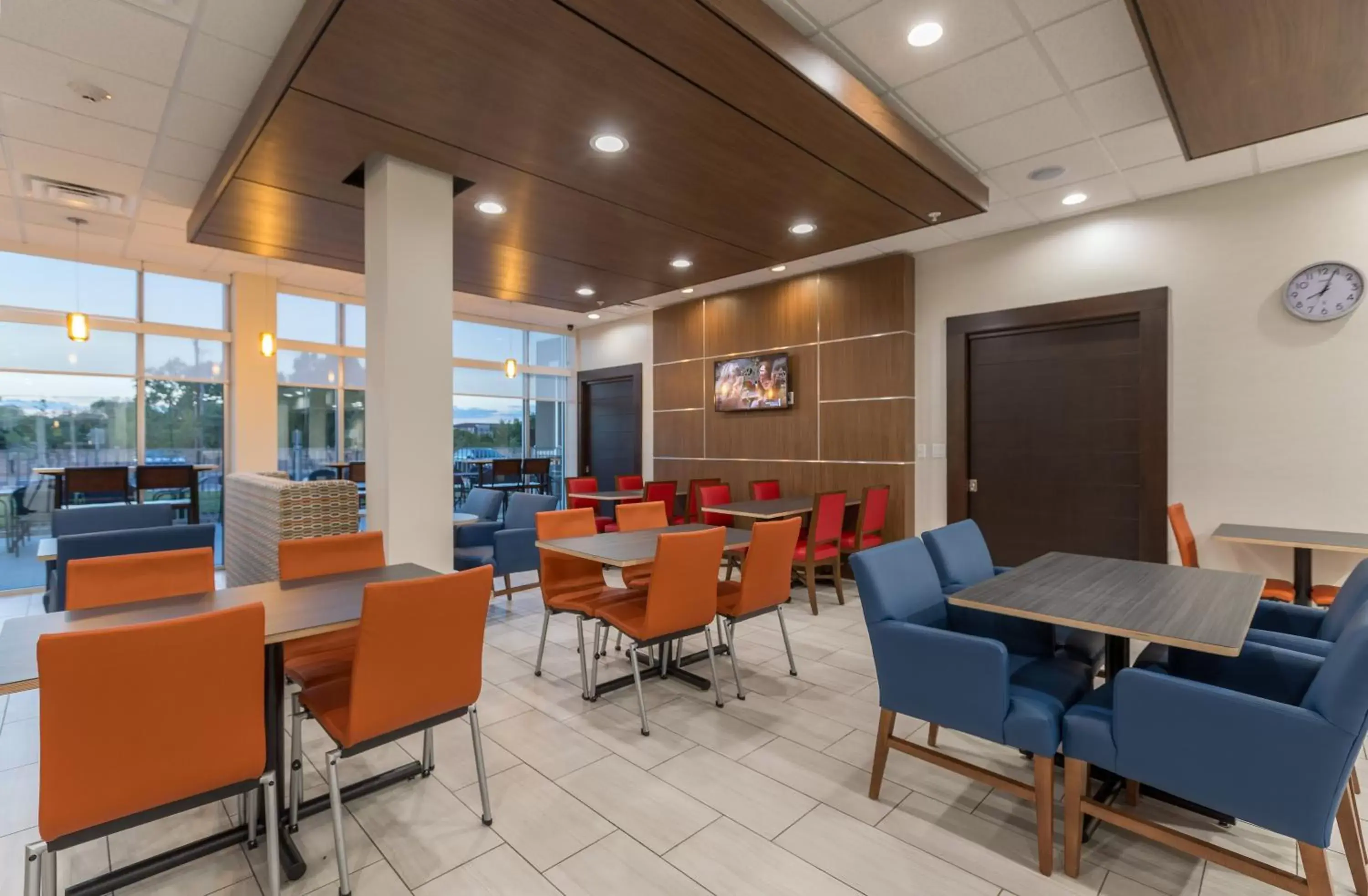 Breakfast, Lounge/Bar in Holiday Inn Express & Suites - San Marcos South, an IHG Hotel