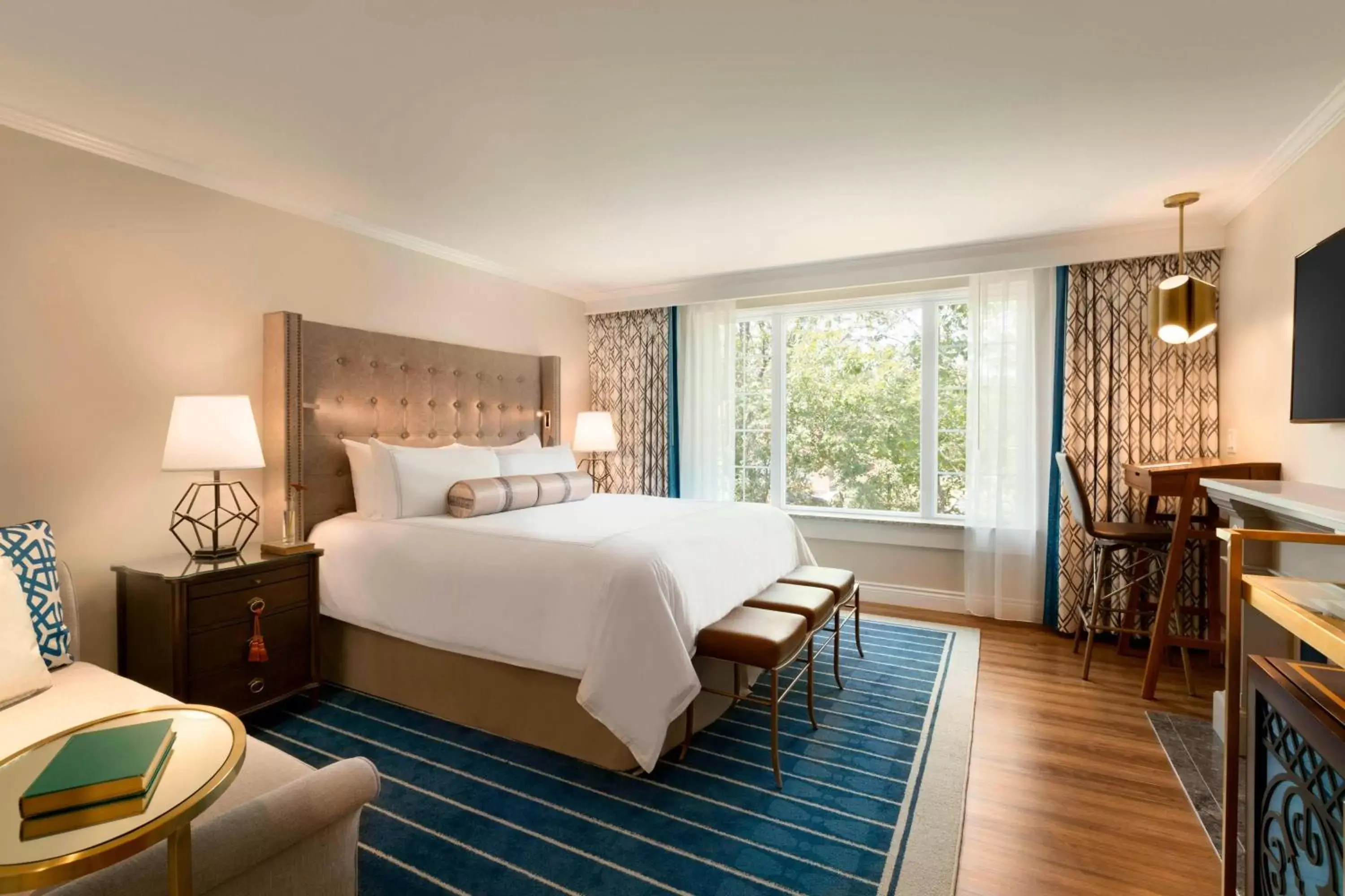 Traditional King Room - Hearing Accessible in Reikart House Buffalo, a Tribute Portfolio Hotel Traditional King Room - Hearing Accessible in Reikart House Buffalo, a Tribute Portfolio Hotel