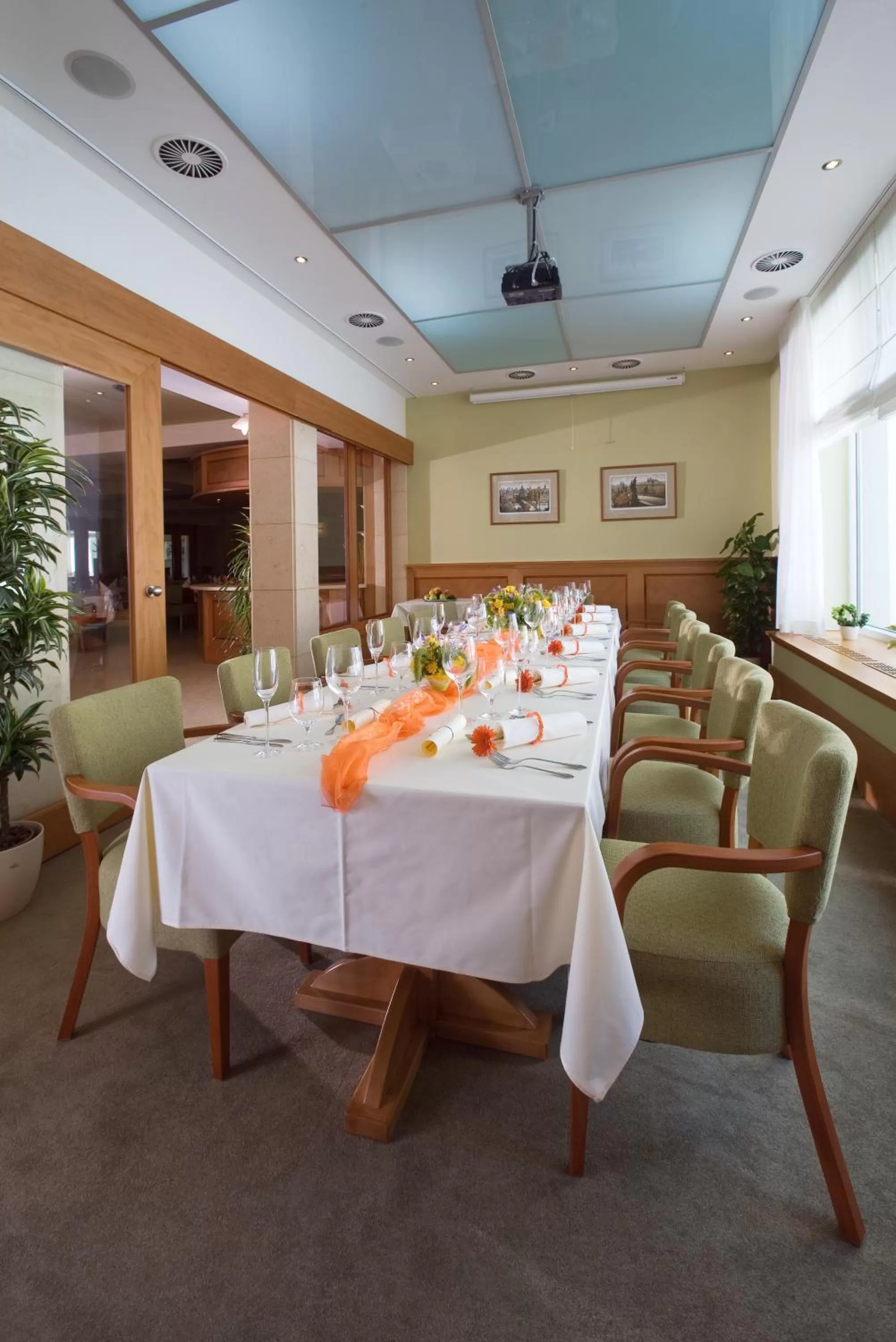 Restaurant/places to eat in Dolce Villa