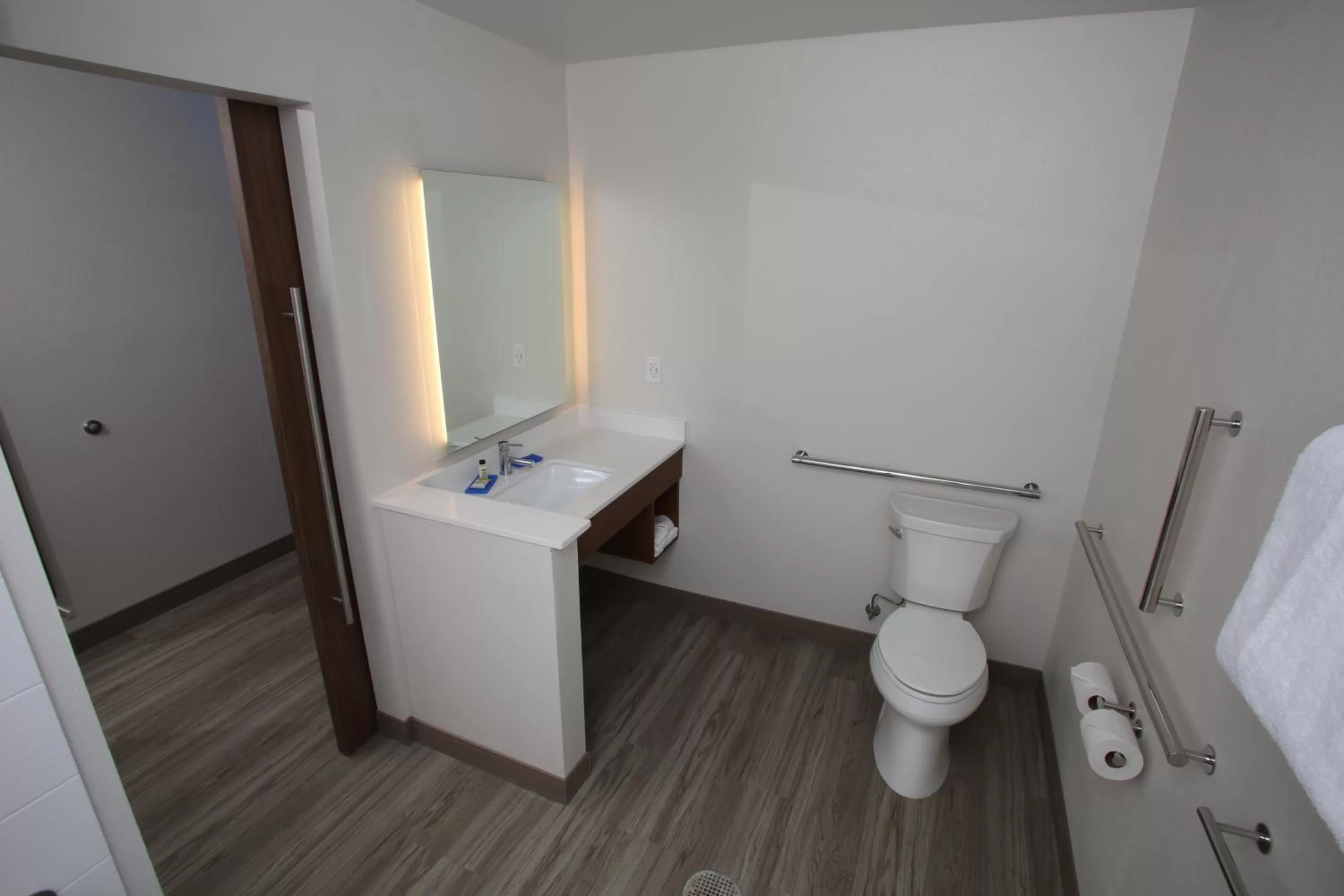 Bathroom in Holiday Inn Express - McCook by IHG