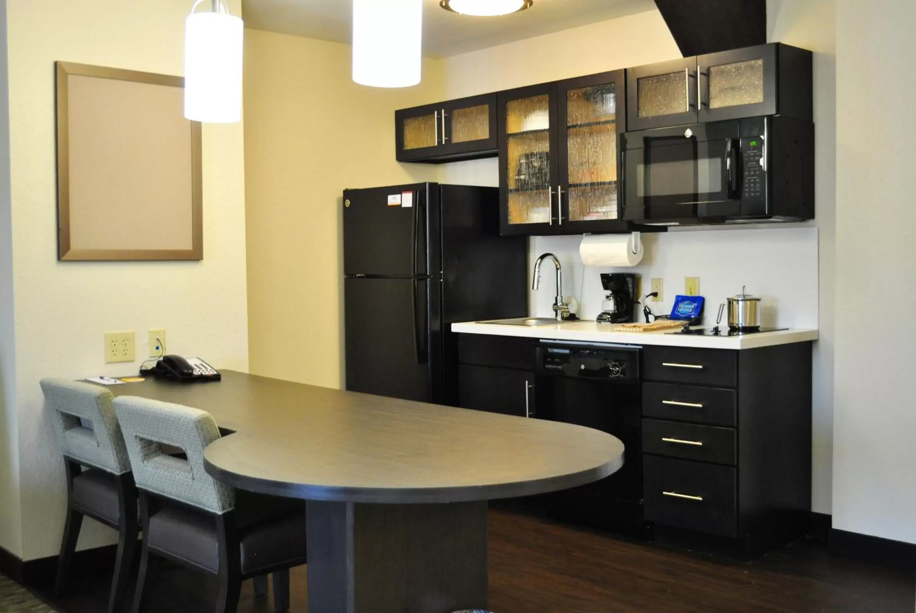 Photo of the whole room, Kitchen/Kitchenette in Candlewood Suites Bay City, an IHG Hotel