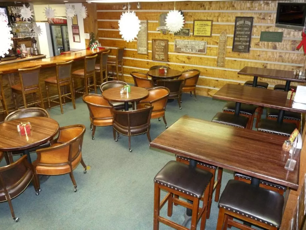 Lounge or bar in RiverBank Lodge