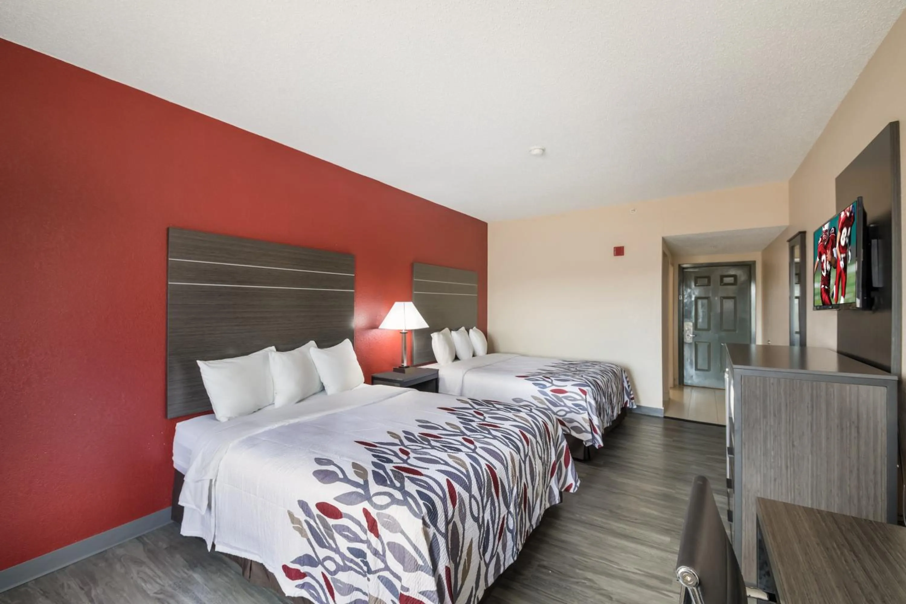 Photo of the whole room, Bed in Red Roof Inn & Suites Austin East - Manor